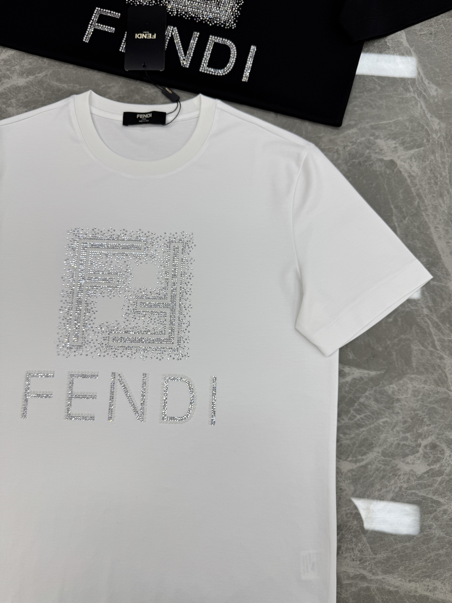 Fendi芬迪26s新款丝光棉T恤.闪亮✨烫钻工艺！采用优质丝光棉面料，柔软亲肤，夏天穿超舒服！正面FE