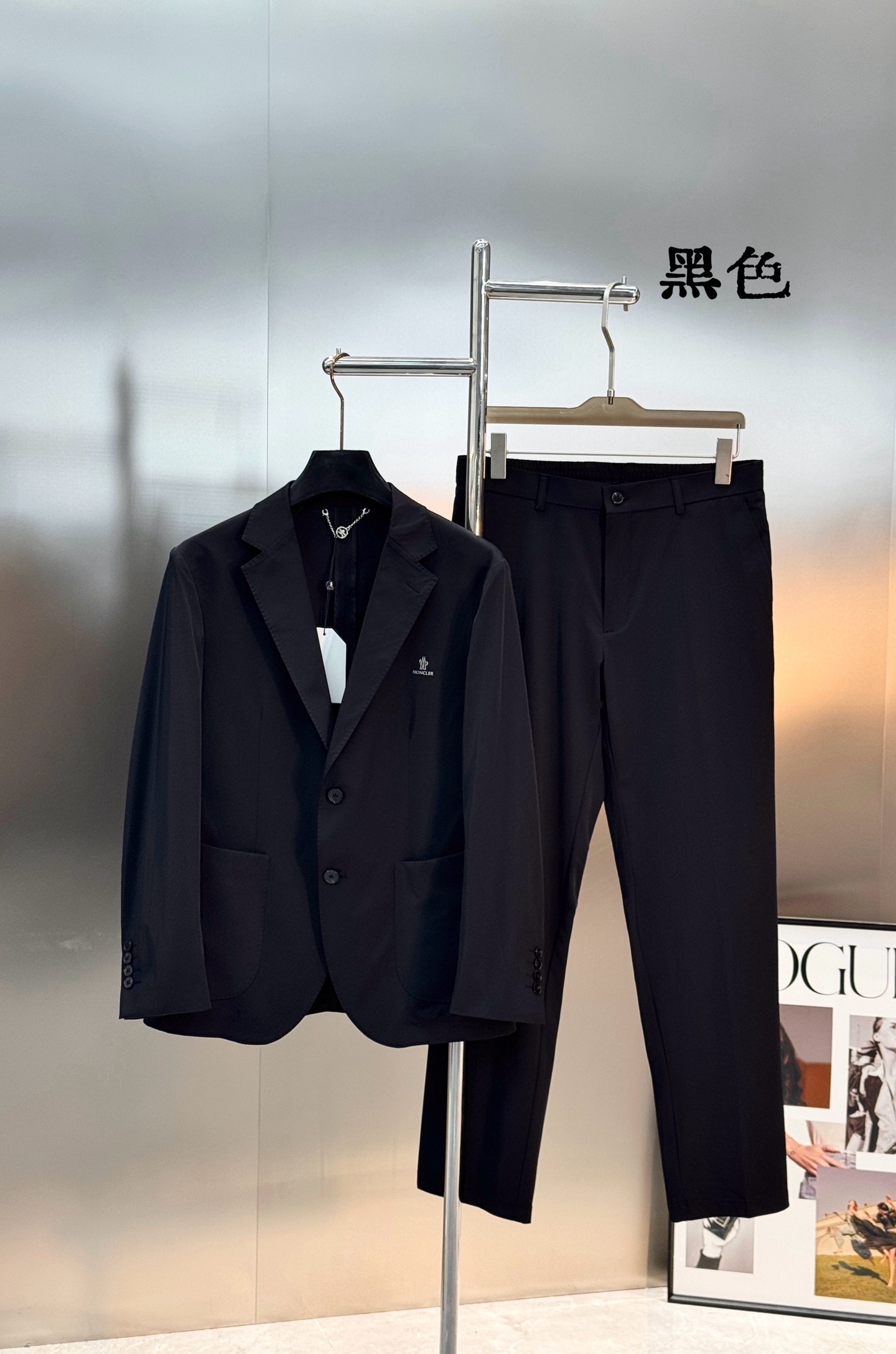 Moncler蒙口新款西装套装，春夏款🆕英伦风十足！可运动的休闲套西❤️剪裁利落，简约大气！经典修身剪裁