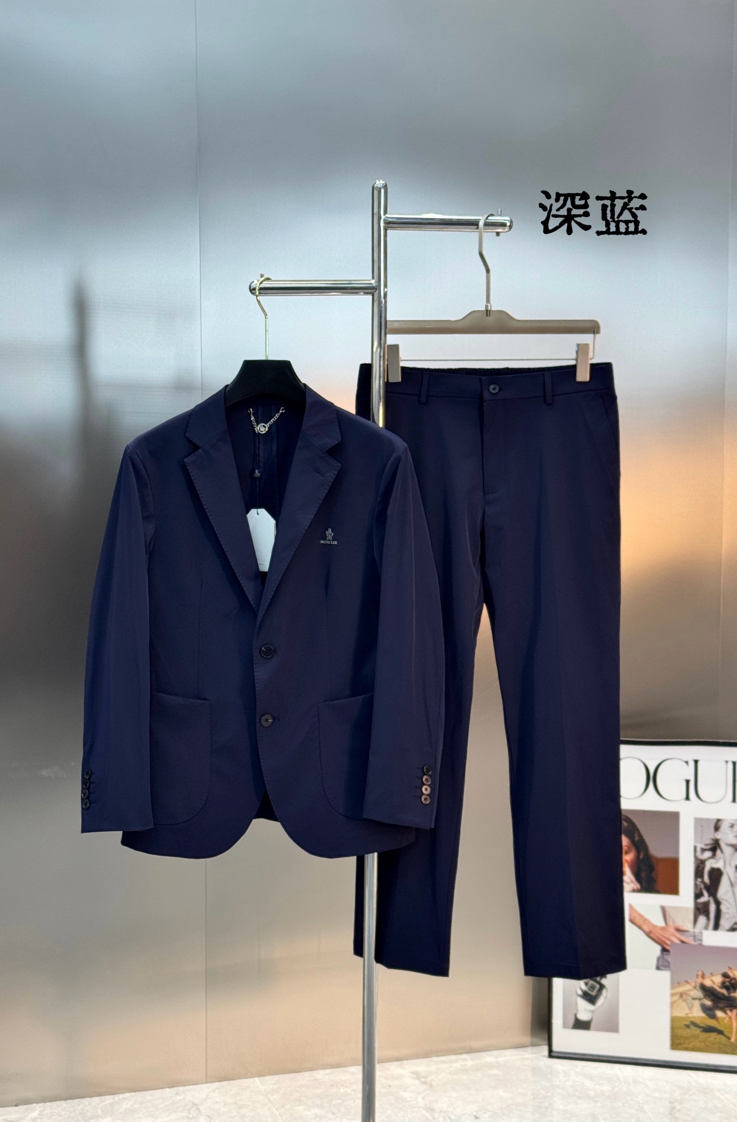 Moncler蒙口新款西装套装，春夏款🆕英伦风十足！可运动的休闲套西❤️剪裁利落，简约大气！经典修身剪裁