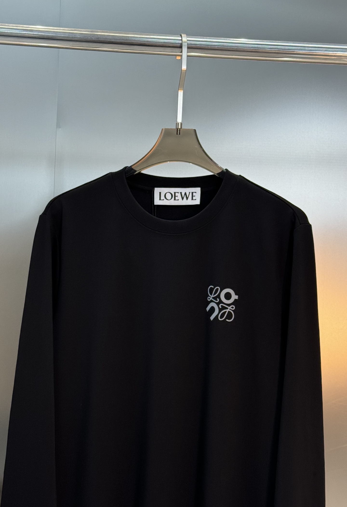 Loew*e罗意威昂跑联名款莫代尔长袖T恤.基础款推荐！优秀品质和当代流行元素搭配.前胸立体硅胶质感LO