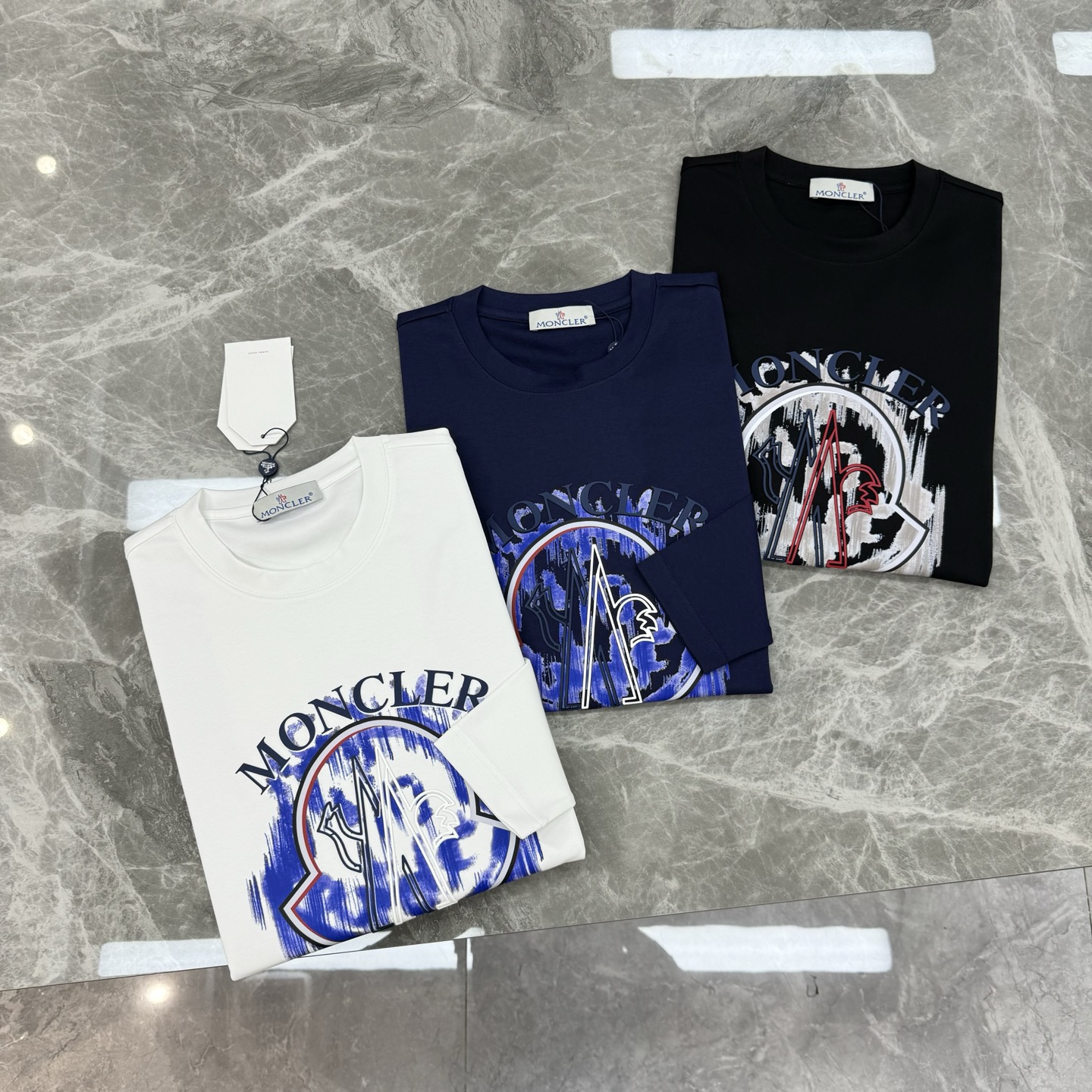 Moncler蒙口新款莫代尔长袖T恤❤️新品Moncler涂鸦印花T恤，正面印有品牌经典logo和“IT