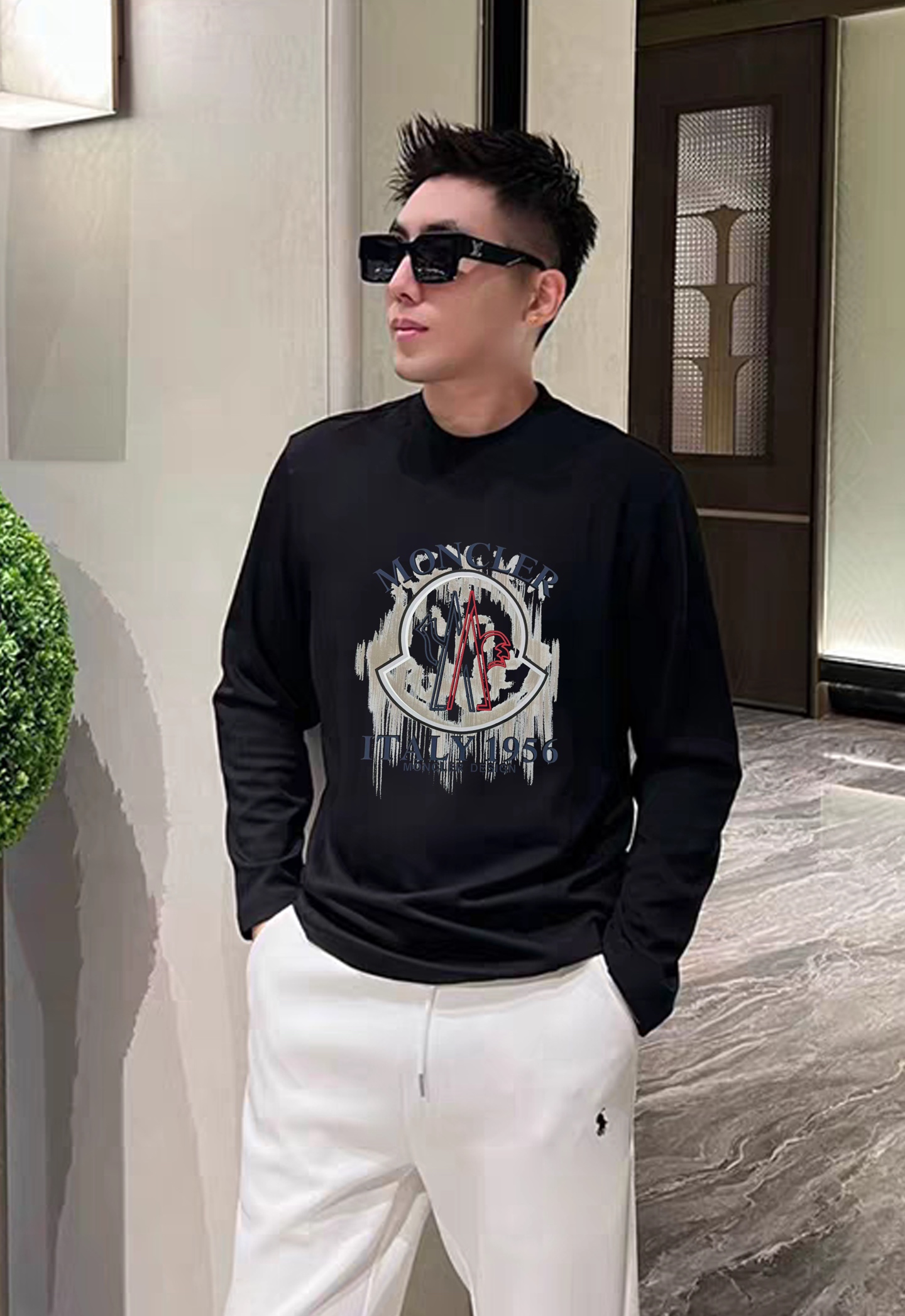 Moncler蒙口新款莫代尔长袖T恤❤️新品Moncler涂鸦印花T恤，正面印有品牌经典logo和“IT