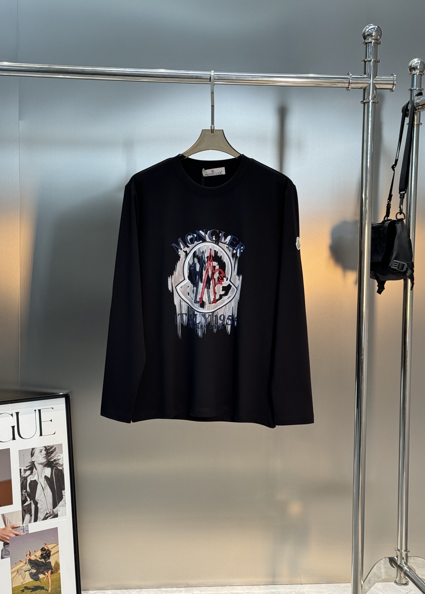 Moncler蒙口新款莫代尔长袖T恤❤️新品Moncler涂鸦印花T恤，正面印有品牌经典logo和“IT
