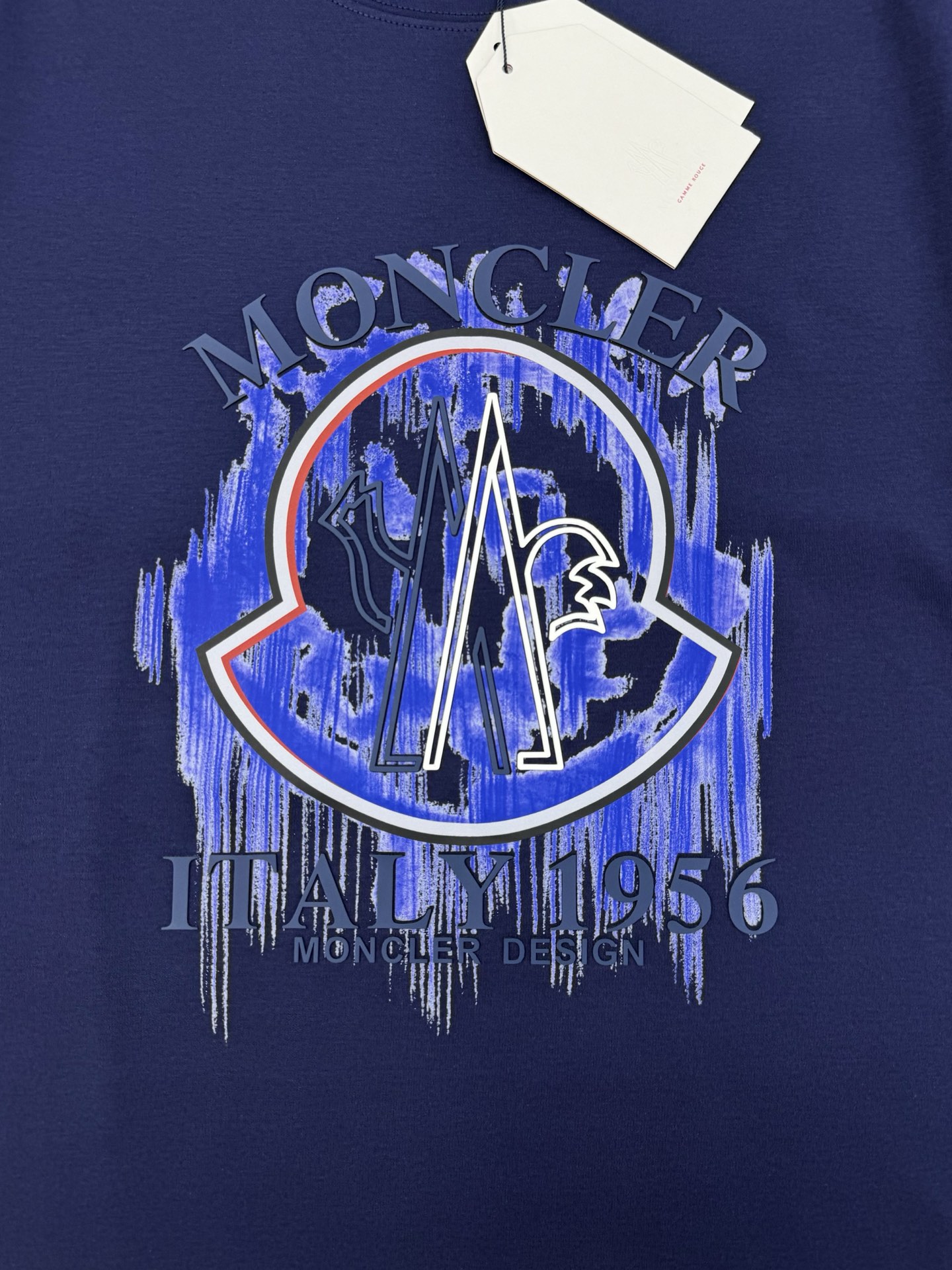 Moncler蒙口新款莫代尔长袖T恤❤️新品Moncler涂鸦印花T恤，正面印有品牌经典logo和“IT