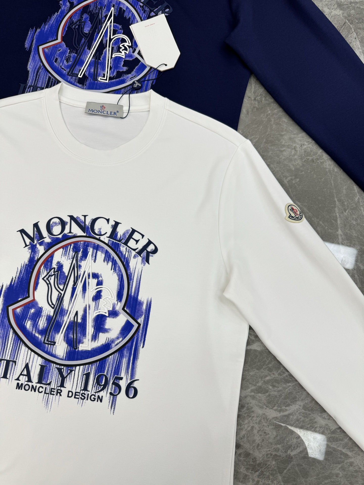 Moncler蒙口新款莫代尔长袖T恤❤️新品Moncler涂鸦印花T恤，正面印有品牌经典logo和“IT
