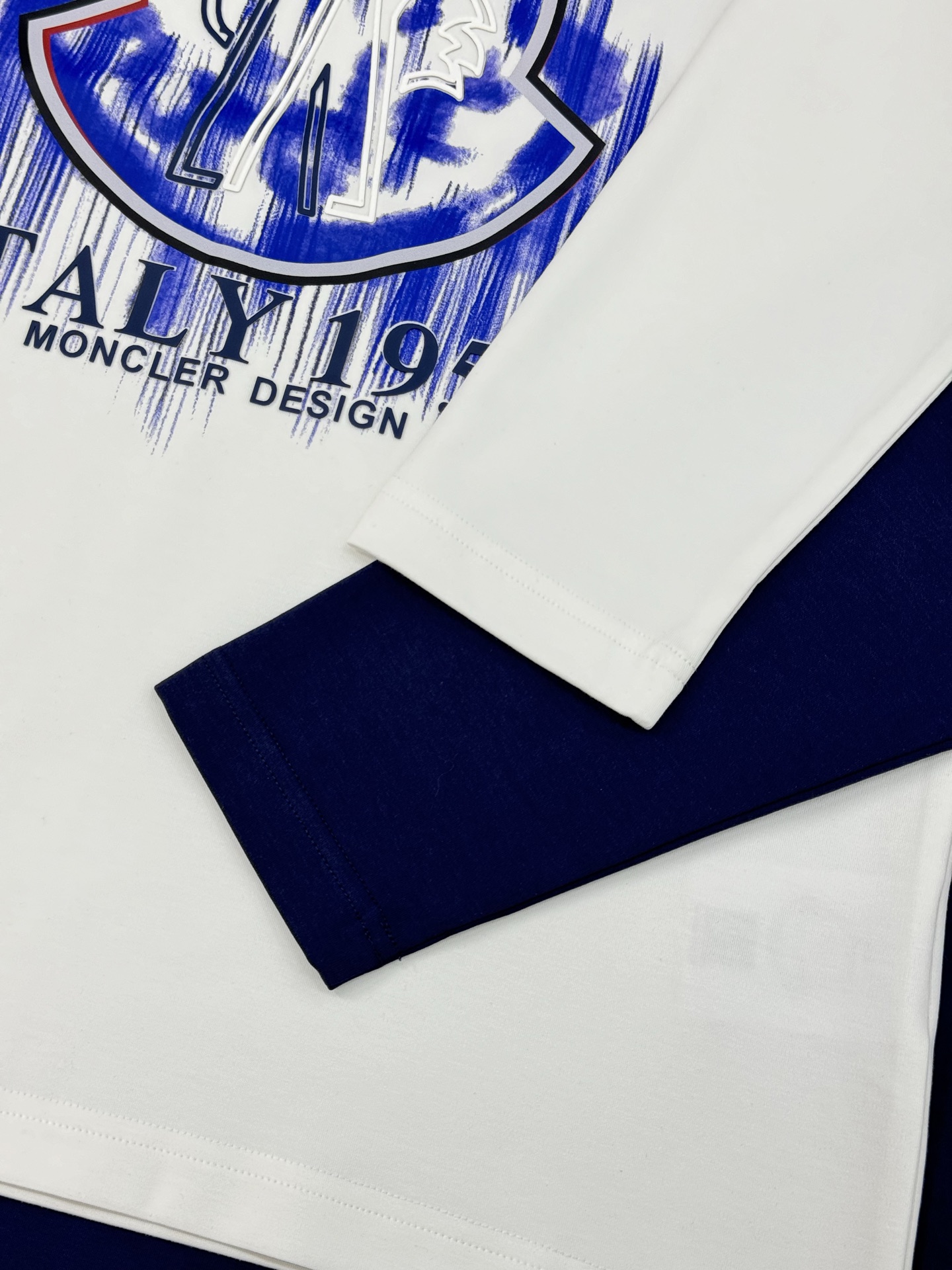 Moncler蒙口新款莫代尔长袖T恤❤️新品Moncler涂鸦印花T恤，正面印有品牌经典logo和“IT