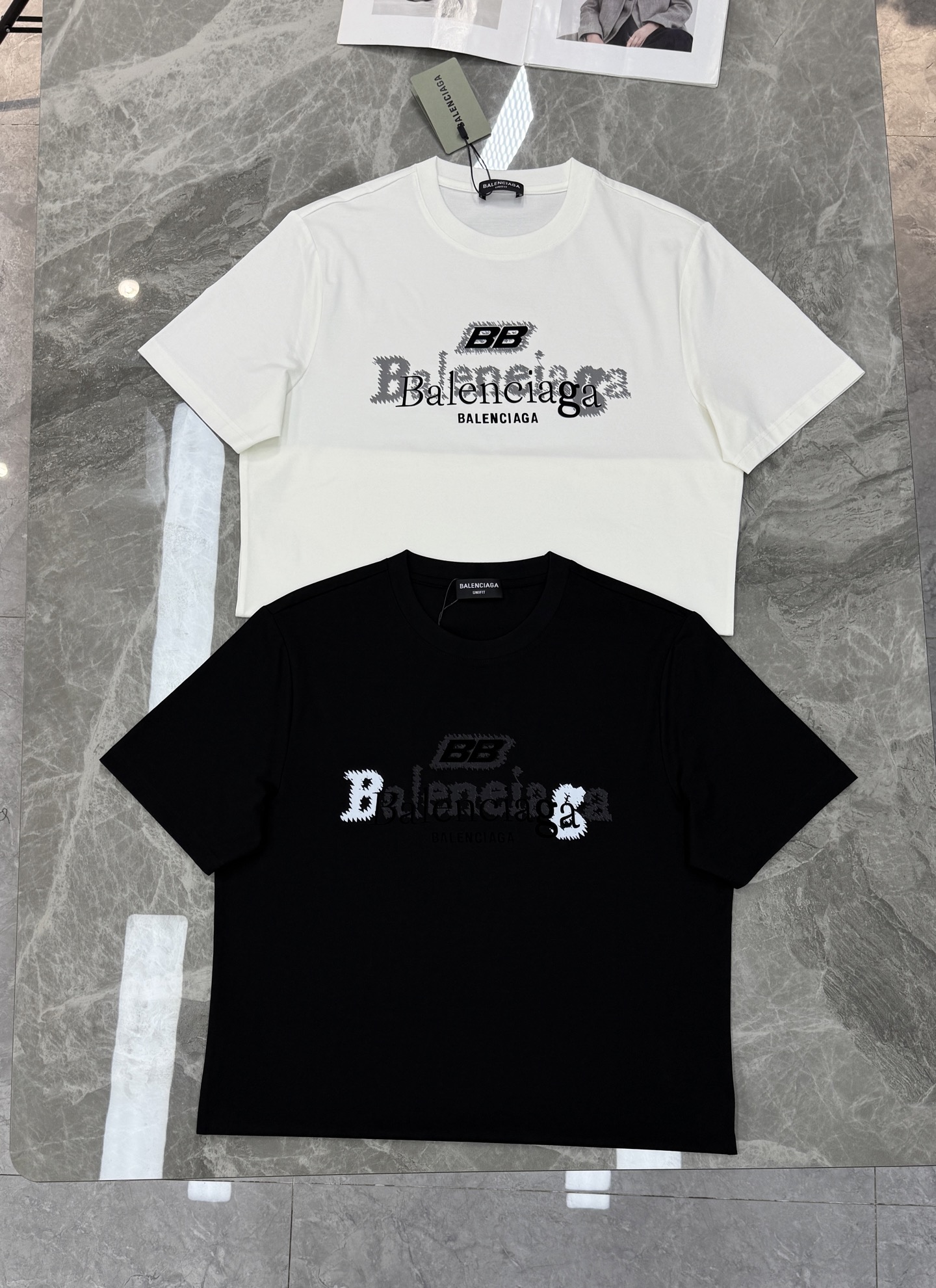 Balenciaga巴黎世家新款丝光棉T恤❤️采用190g丝光棉材质，定制螺纹.柔软亲肤又透气，夏天穿超