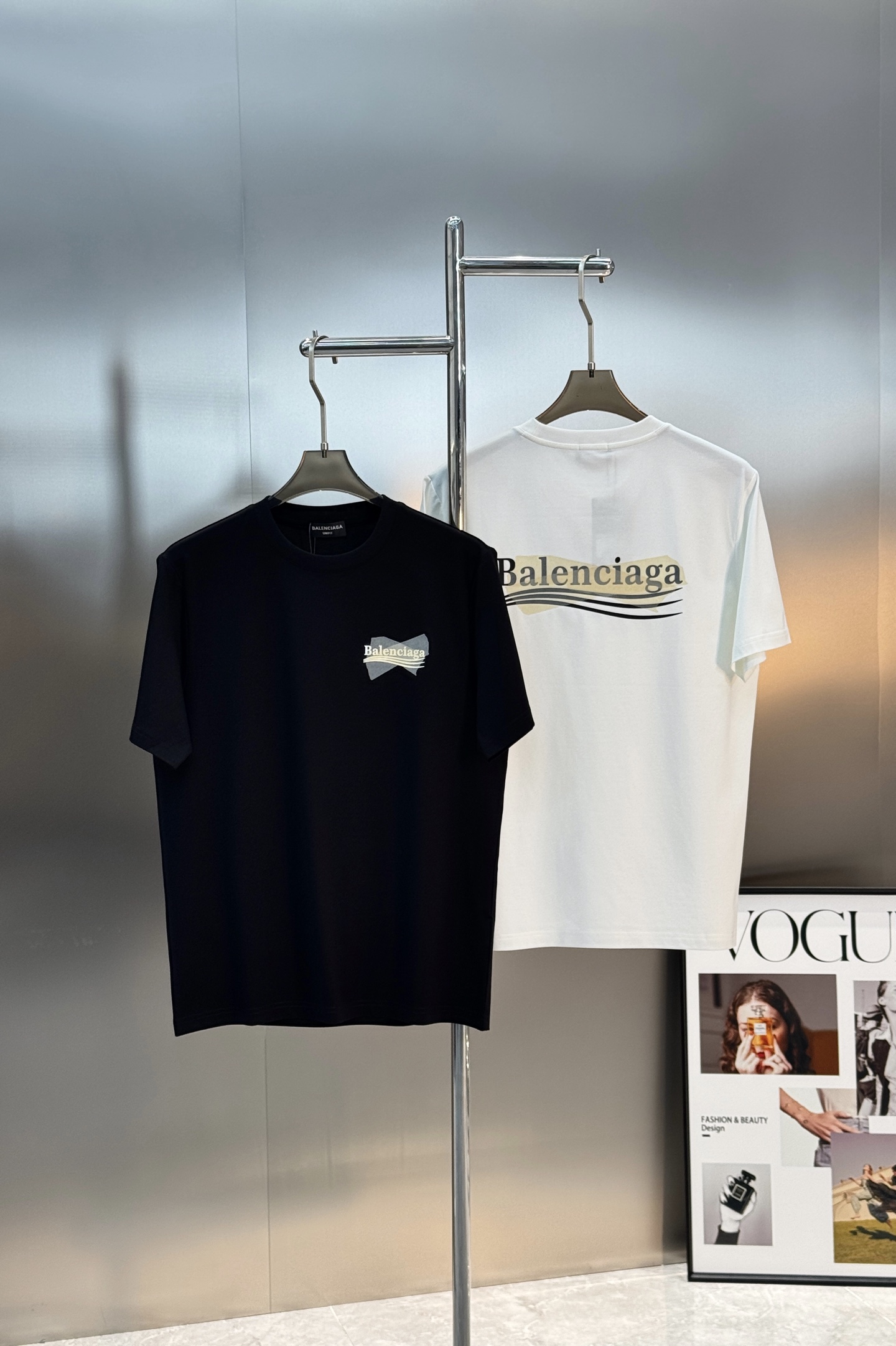 Balenciaga巴黎世家26s新款丝光棉T恤. 胸前后背胶带设计隐藏巴黎可乐.街头感十足，超有辨识度