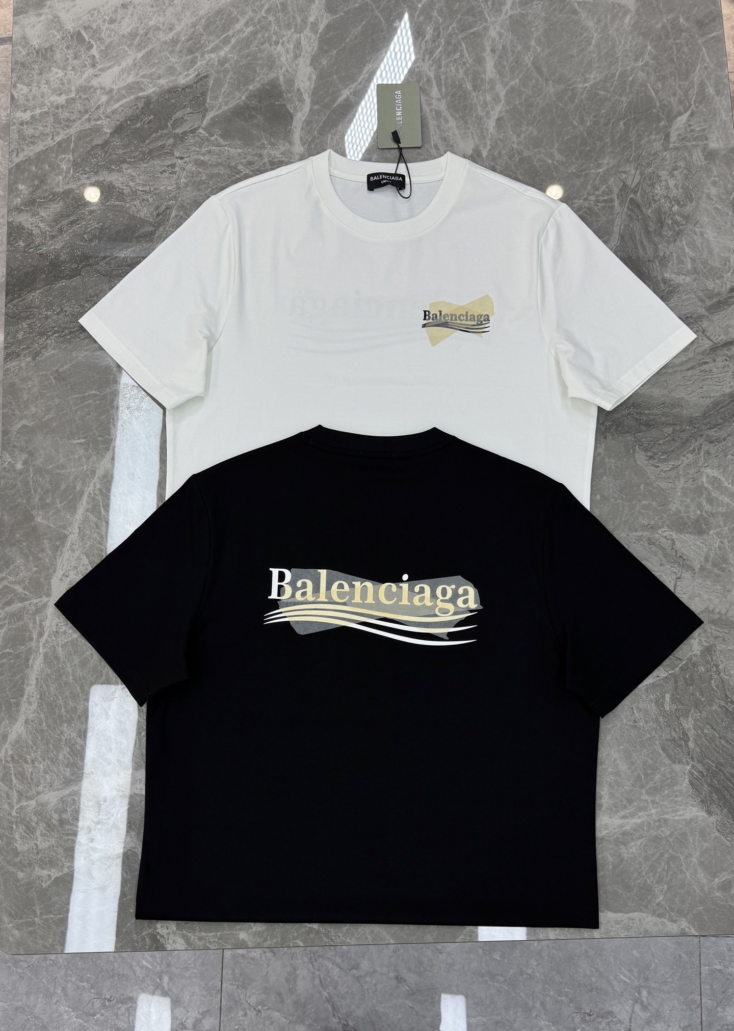 Balenciaga巴黎世家26s新款丝光棉T恤. 胸前后背胶带设计隐藏巴黎可乐.街头感十足，超有辨识度