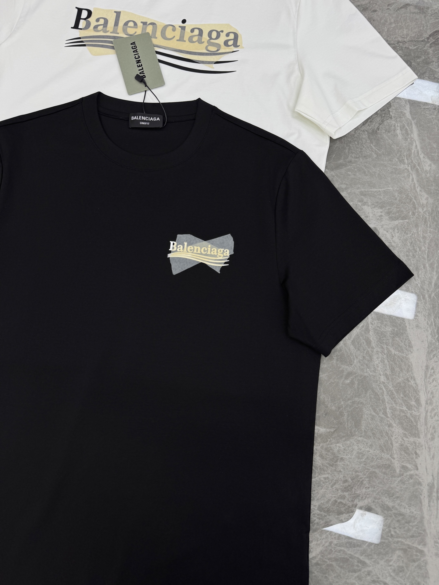 Balenciaga巴黎世家26s新款丝光棉T恤. 胸前后背胶带设计隐藏巴黎可乐.街头感十足，超有辨识度