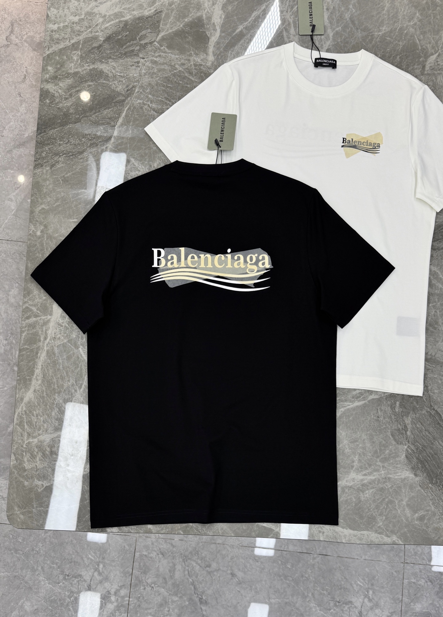 Balenciaga巴黎世家26s新款丝光棉T恤. 胸前后背胶带设计隐藏巴黎可乐.街头感十足，超有辨识度