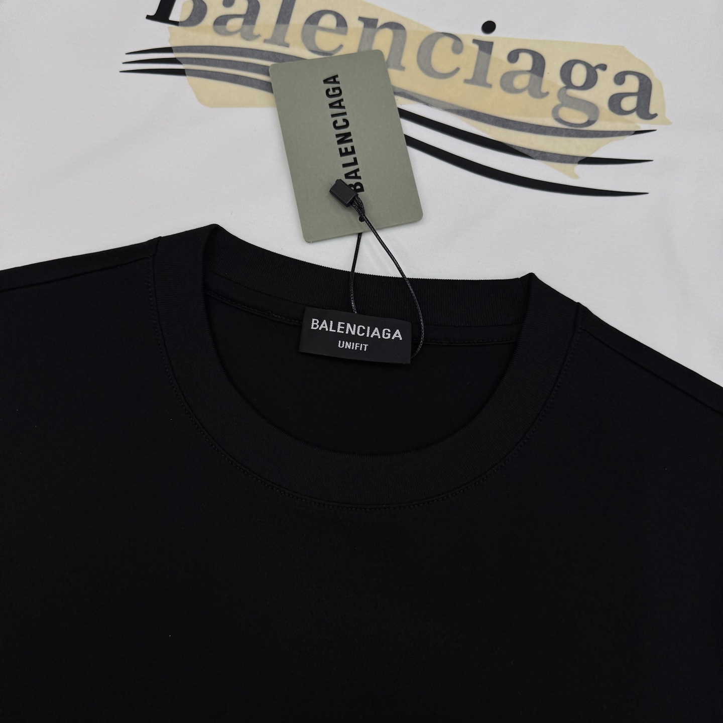 Balenciaga巴黎世家26s新款丝光棉T恤. 胸前后背胶带设计隐藏巴黎可乐.街头感十足，超有辨识度
