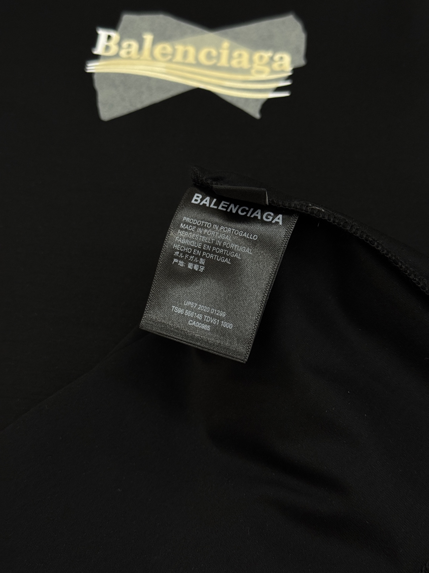 Balenciaga巴黎世家26s新款丝光棉T恤. 胸前后背胶带设计隐藏巴黎可乐.街头感十足，超有辨识度