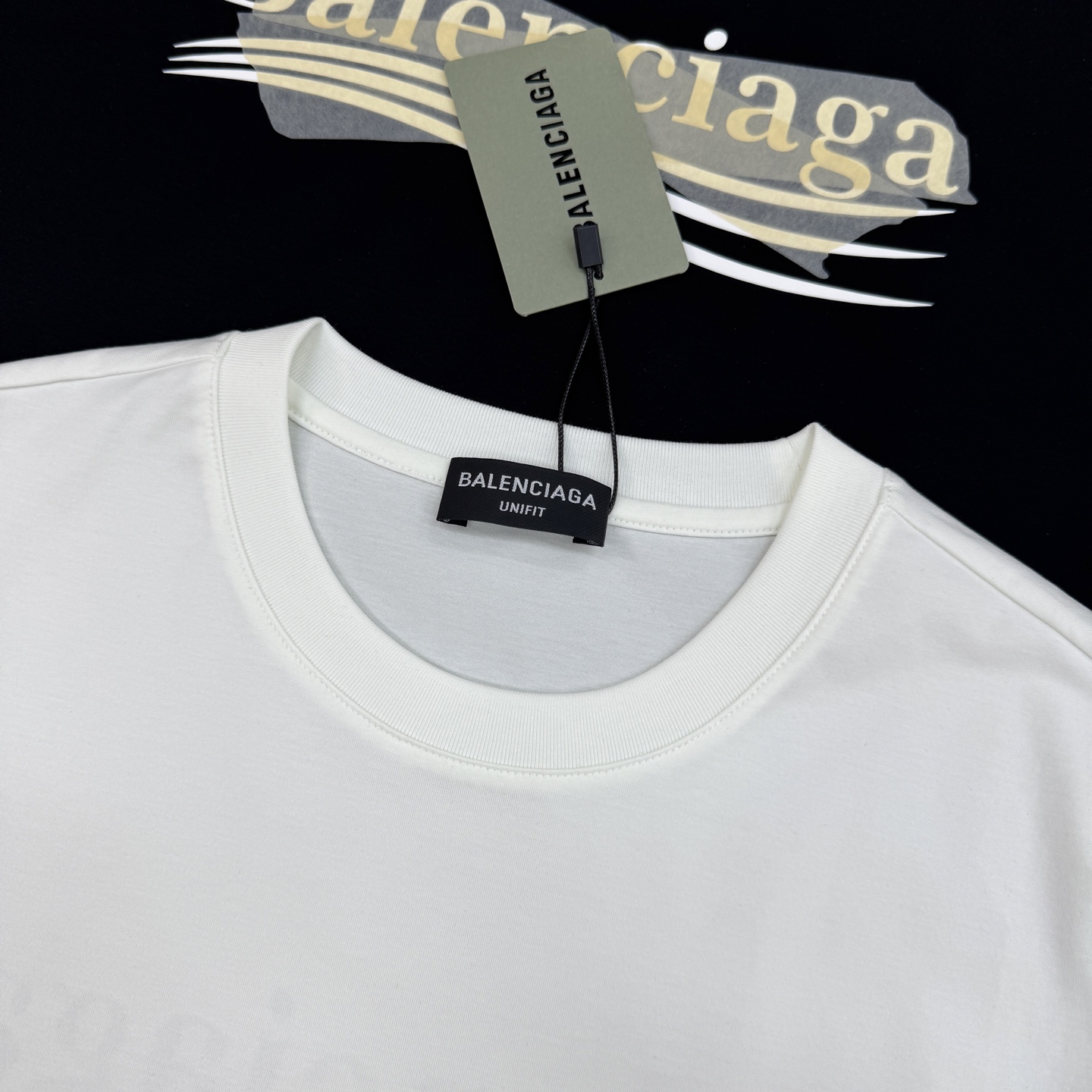 Balenciaga巴黎世家26s新款丝光棉T恤. 胸前后背胶带设计隐藏巴黎可乐.街头感十足，超有辨识度