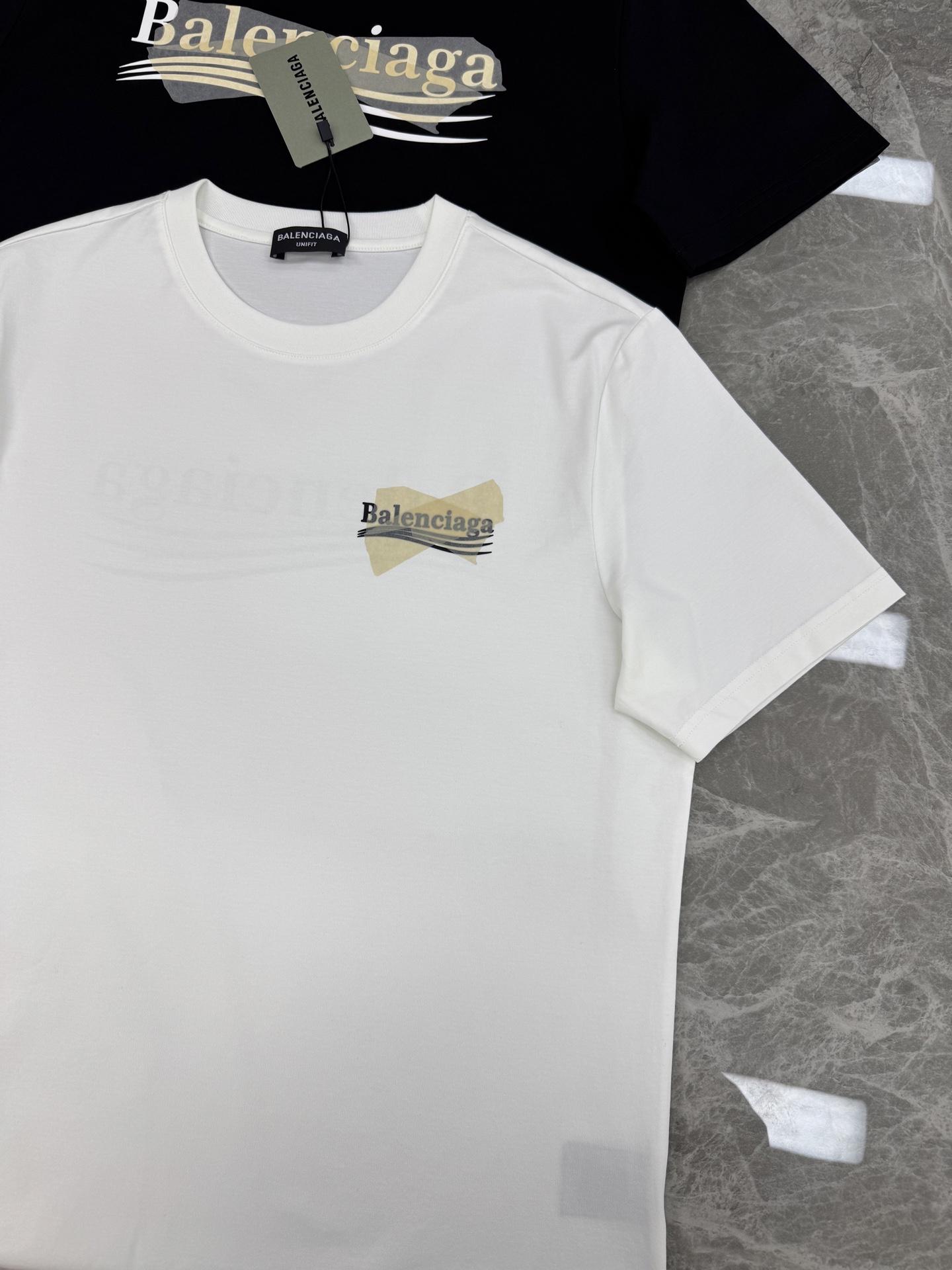 Balenciaga巴黎世家26s新款丝光棉T恤. 胸前后背胶带设计隐藏巴黎可乐.街头感十足，超有辨识度