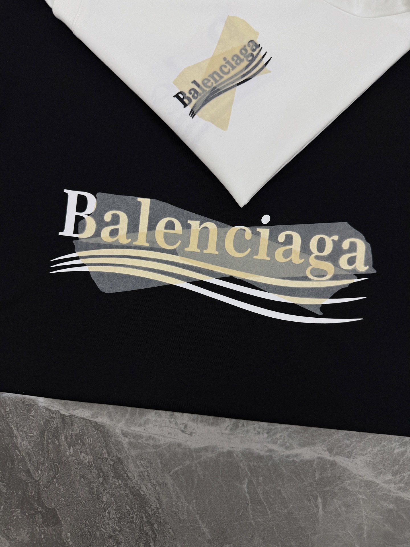 Balenciaga巴黎世家26s新款丝光棉T恤. 胸前后背胶带设计隐藏巴黎可乐.街头感十足，超有辨识度