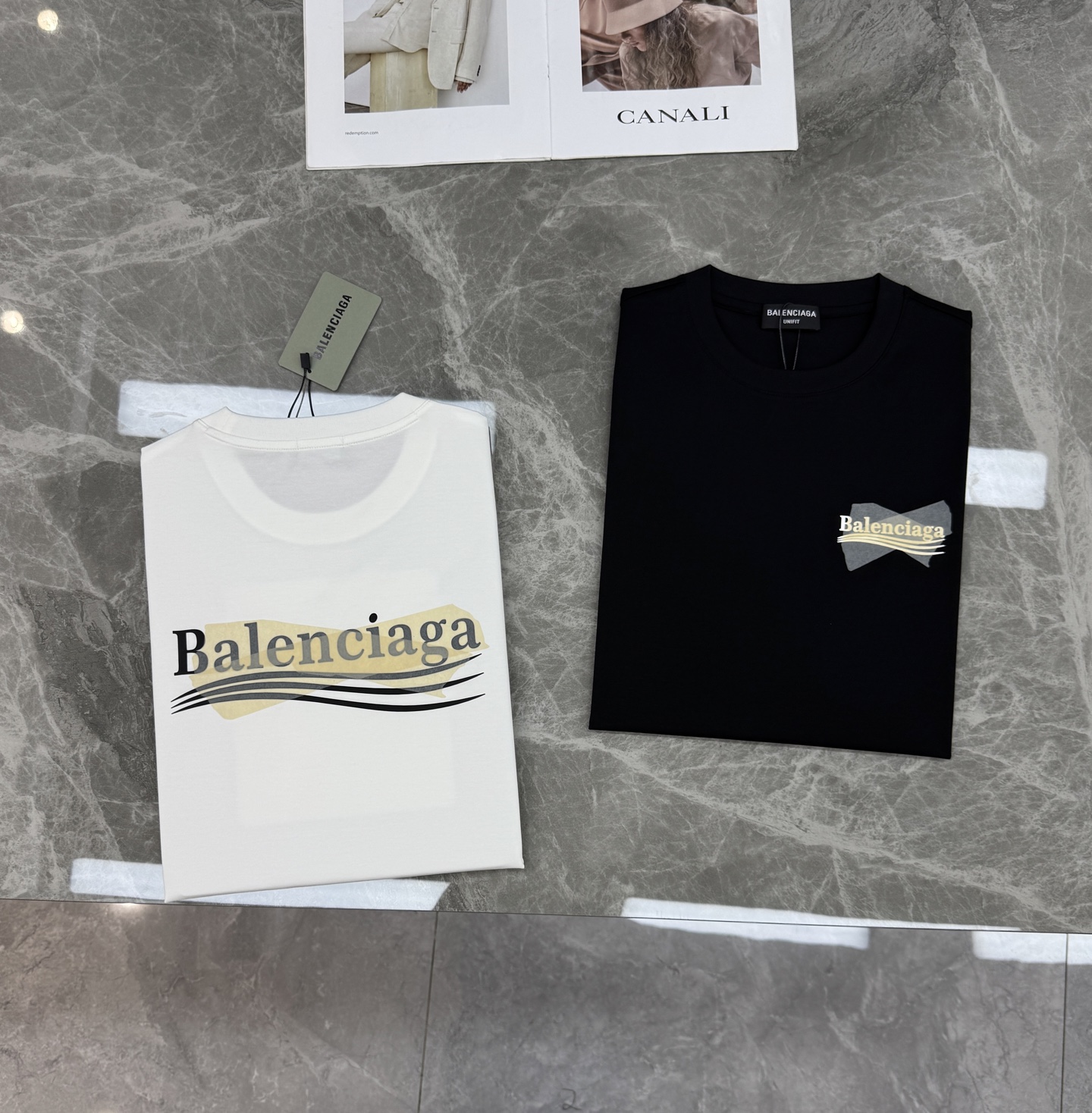 Balenciaga巴黎世家26s新款丝光棉T恤. 胸前后背胶带设计隐藏巴黎可乐.街头感十足，超有辨识度