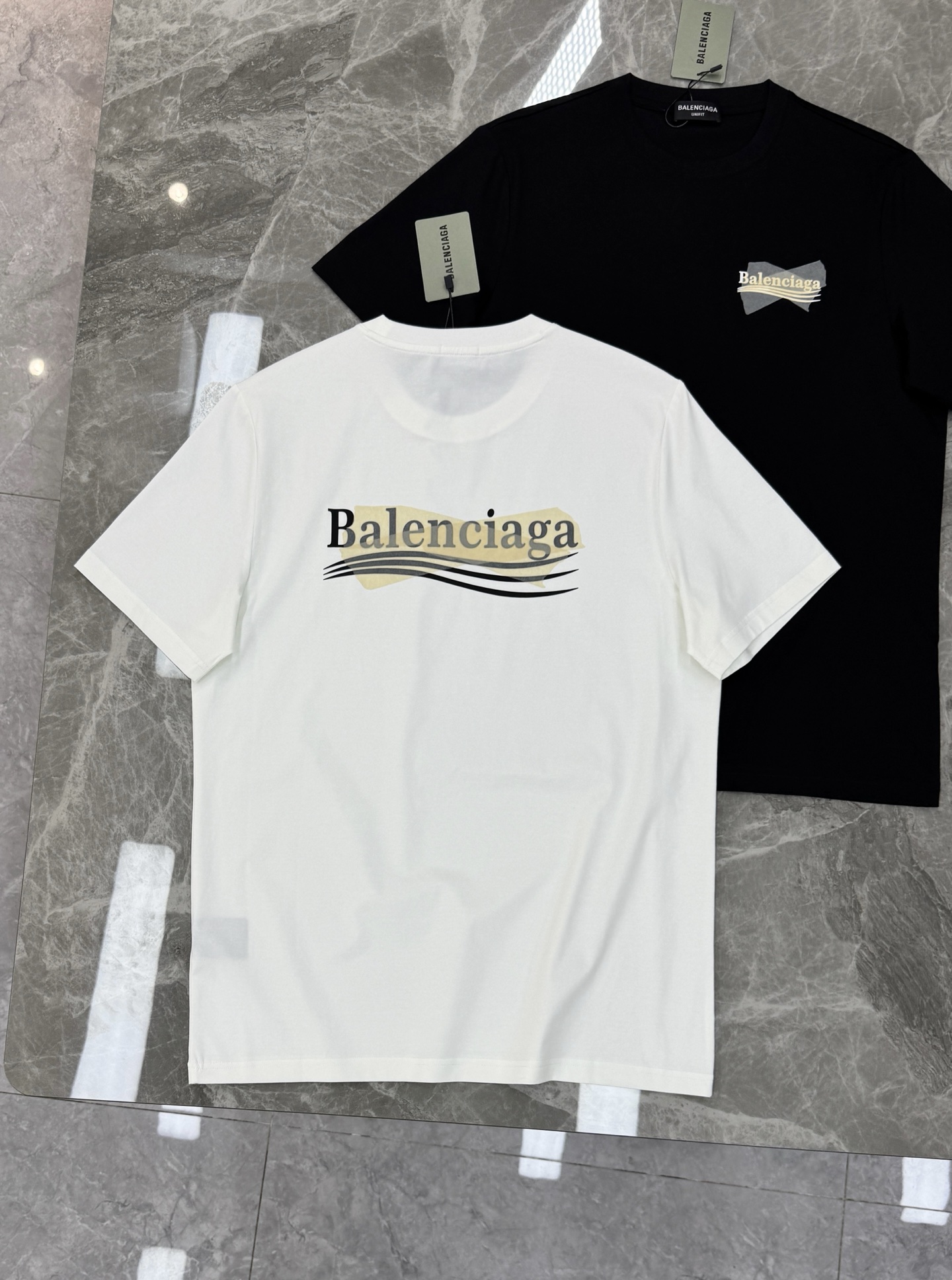 Balenciaga巴黎世家26s新款丝光棉T恤. 胸前后背胶带设计隐藏巴黎可乐.街头感十足，超有辨识度