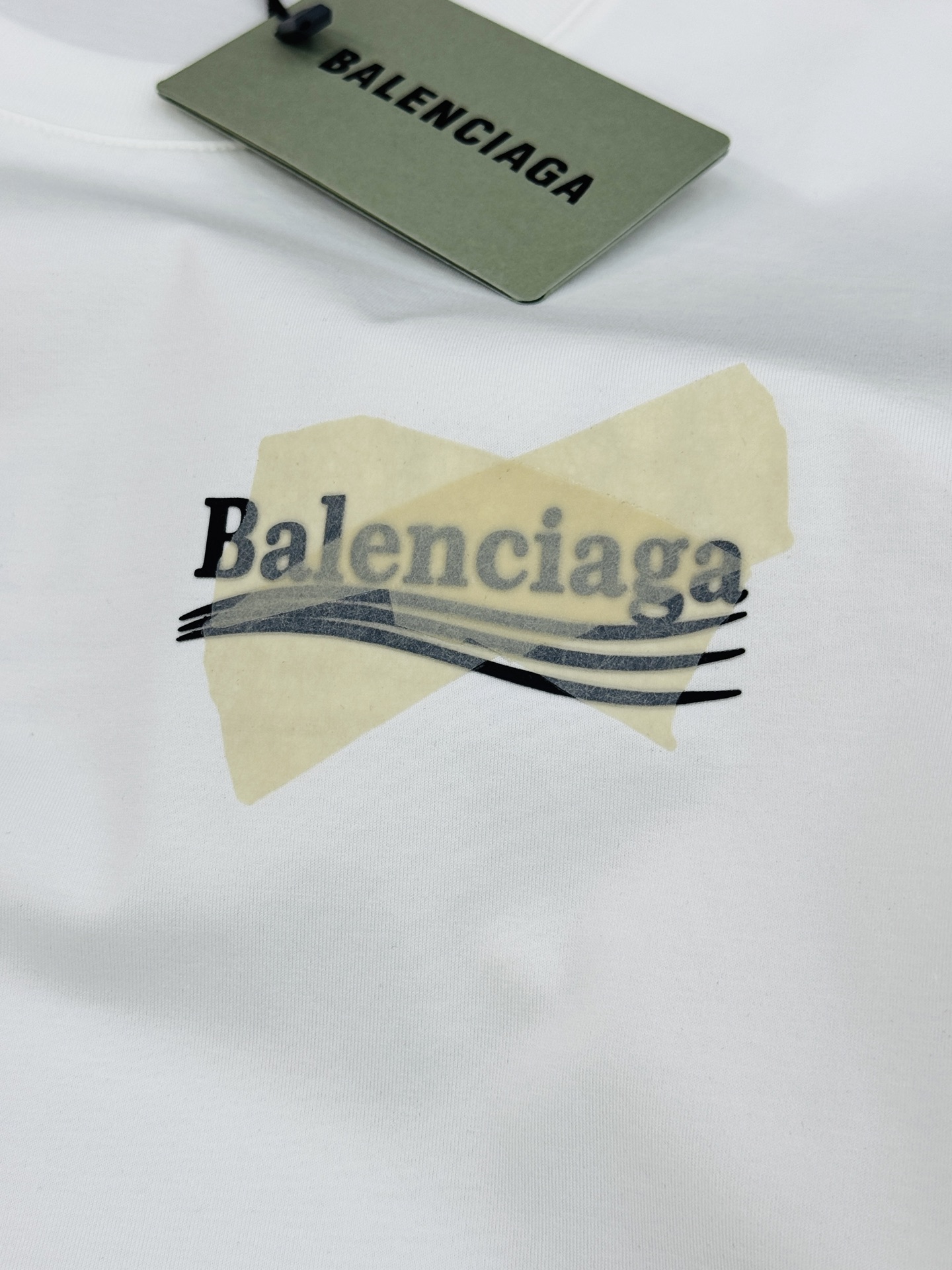 Balenciaga巴黎世家26s新款丝光棉T恤. 胸前后背胶带设计隐藏巴黎可乐.街头感十足，超有辨识度