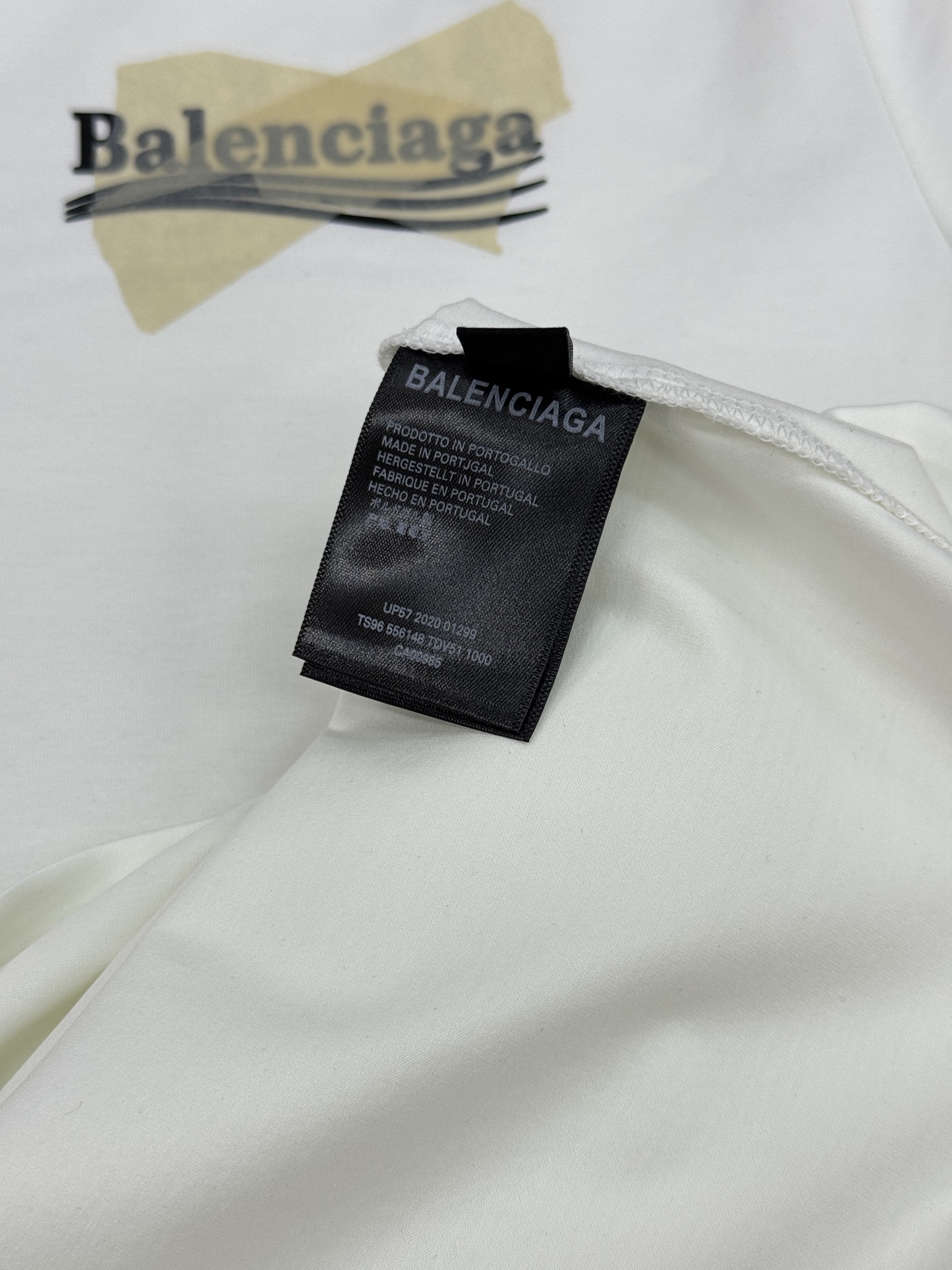 Balenciaga巴黎世家26s新款丝光棉T恤. 胸前后背胶带设计隐藏巴黎可乐.街头感十足，超有辨识度