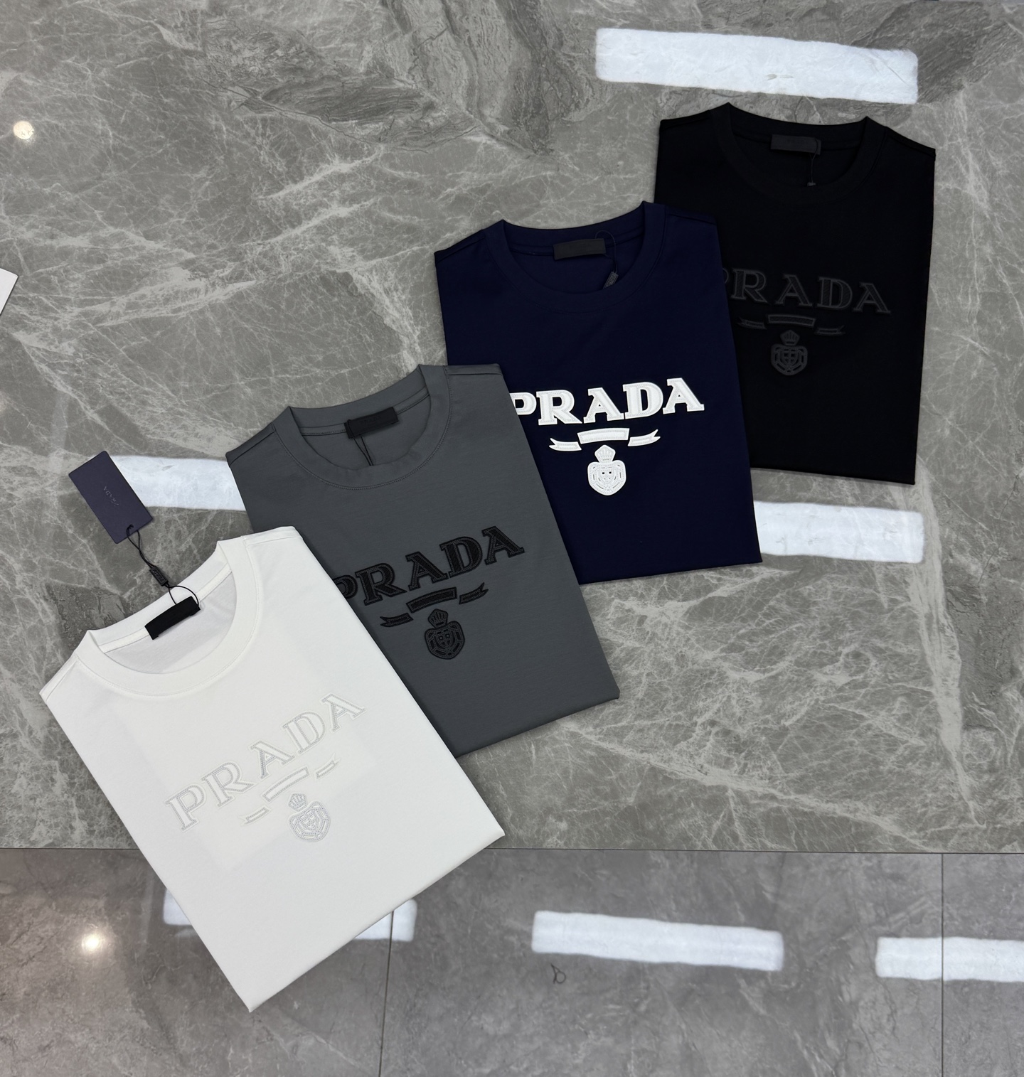 无敌推送！Prada好看好穿的永恒经典系列！！PRADA普拉达26s春夏男士圆领短袖..优选190g丝光