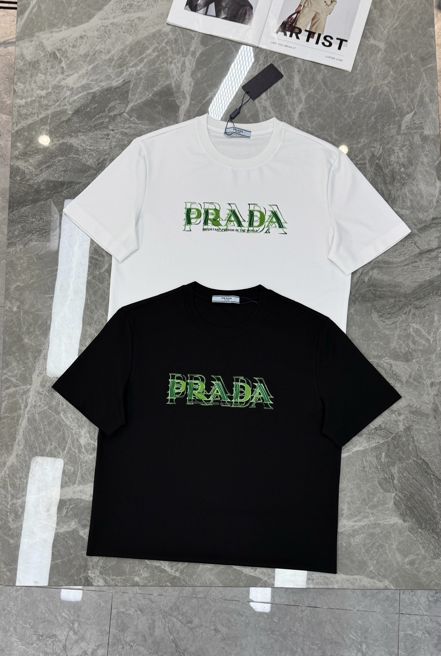 Prada普拉达新款丝光棉T恤❤️正面绿色印花超有辨识度，搭配“RIGHT TO FREEDOM IN 
