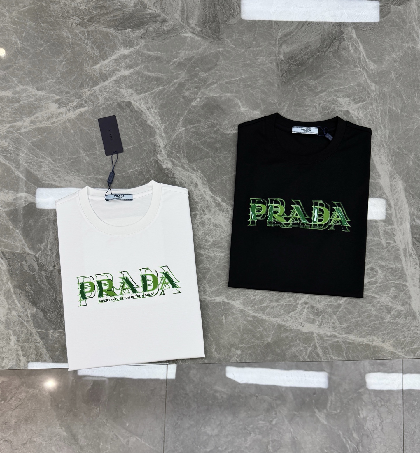 Prada普拉达新款丝光棉T恤❤️正面绿色印花超有辨识度，搭配“RIGHT TO FREEDOM IN 