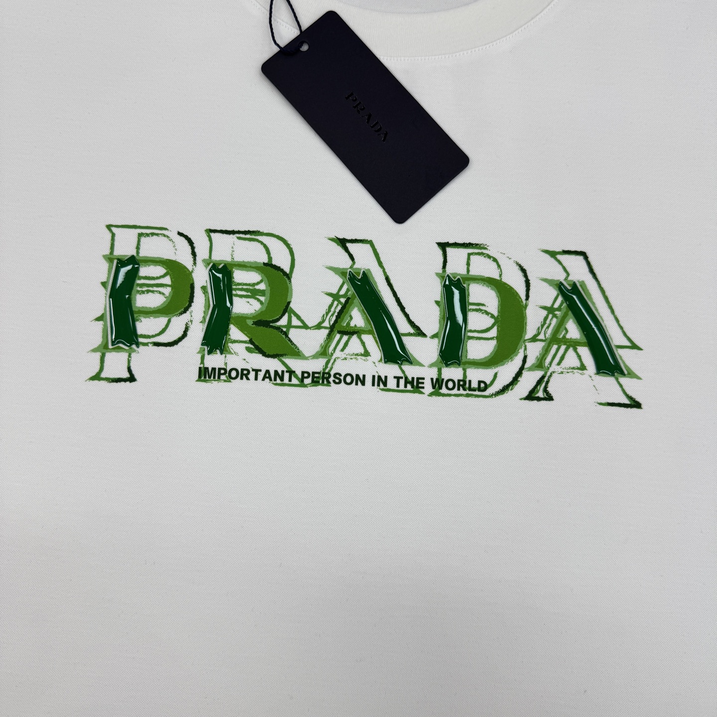 Prada普拉达新款丝光棉T恤❤️正面绿色印花超有辨识度，搭配“RIGHT TO FREEDOM IN 
