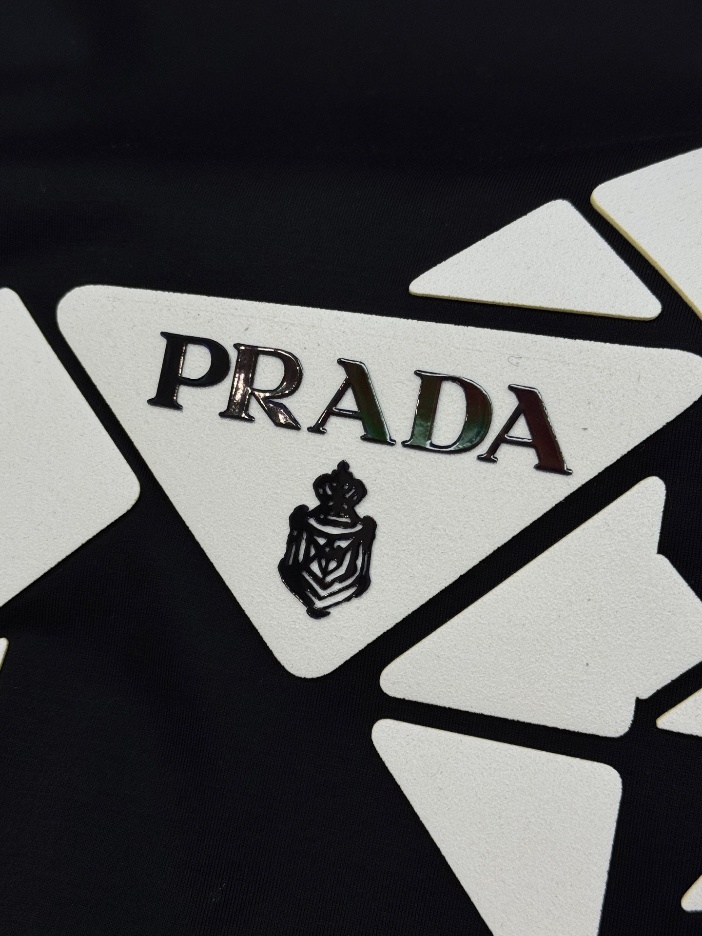 Prada普拉达26s新款几何马T恤，采用优质190g丝光棉材质，穿着舒适透气。正面红色几何马图案+品牌