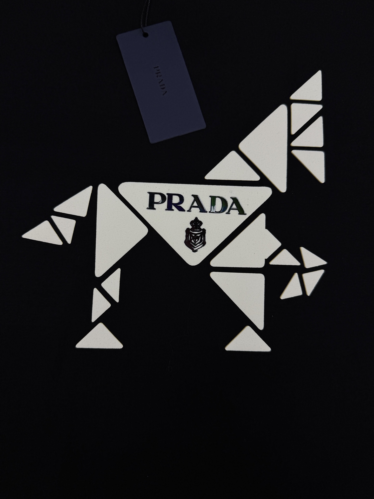 Prada普拉达26s新款几何马T恤，采用优质190g丝光棉材质，穿着舒适透气。正面红色几何马图案+品牌
