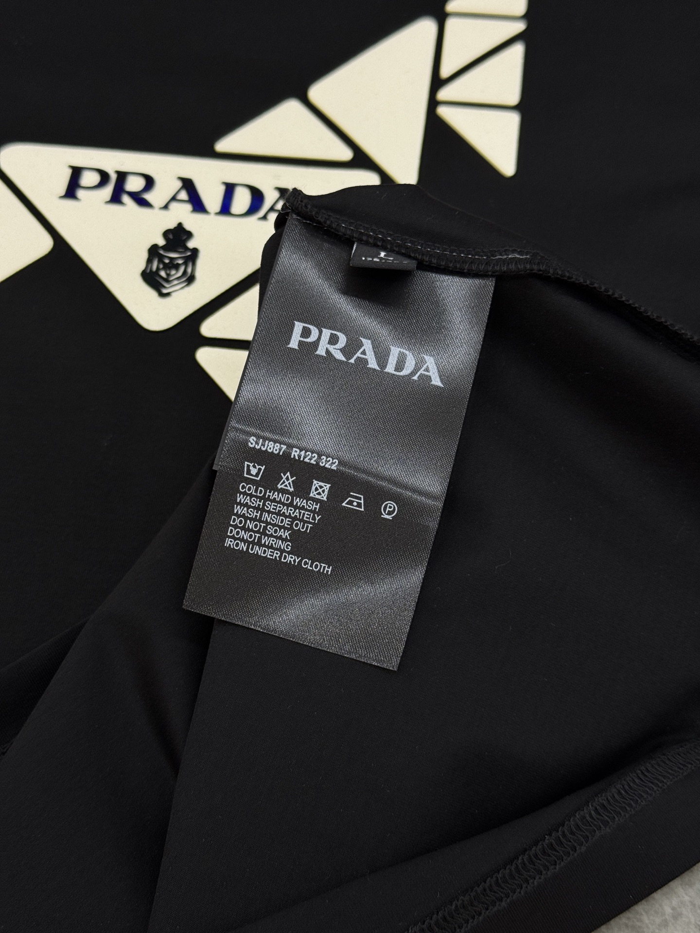 Prada普拉达26s新款几何马T恤，采用优质190g丝光棉材质，穿着舒适透气。正面红色几何马图案+品牌