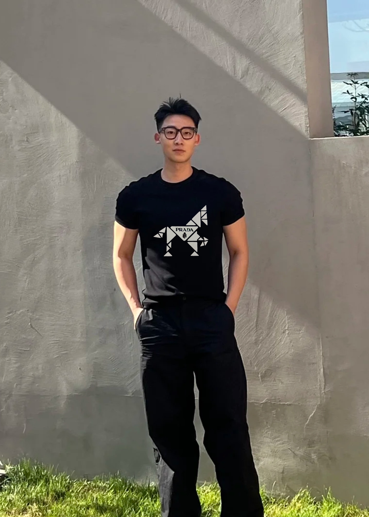 Prada普拉达26s新款几何马T恤，采用优质190g丝光棉材质，穿着舒适透气。正面红色几何马图案+品牌