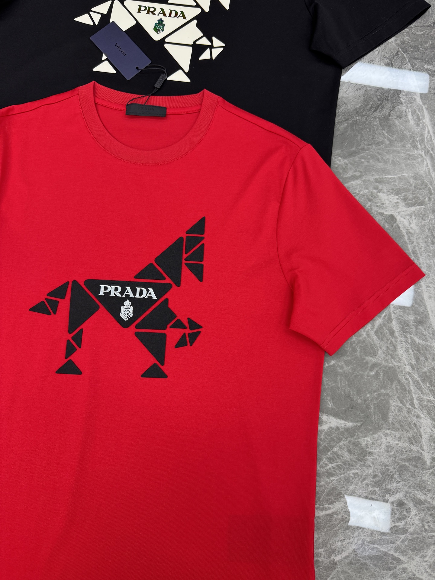 Prada普拉达26s新款几何马T恤，采用优质190g丝光棉材质，穿着舒适透气。正面红色几何马图案+品牌