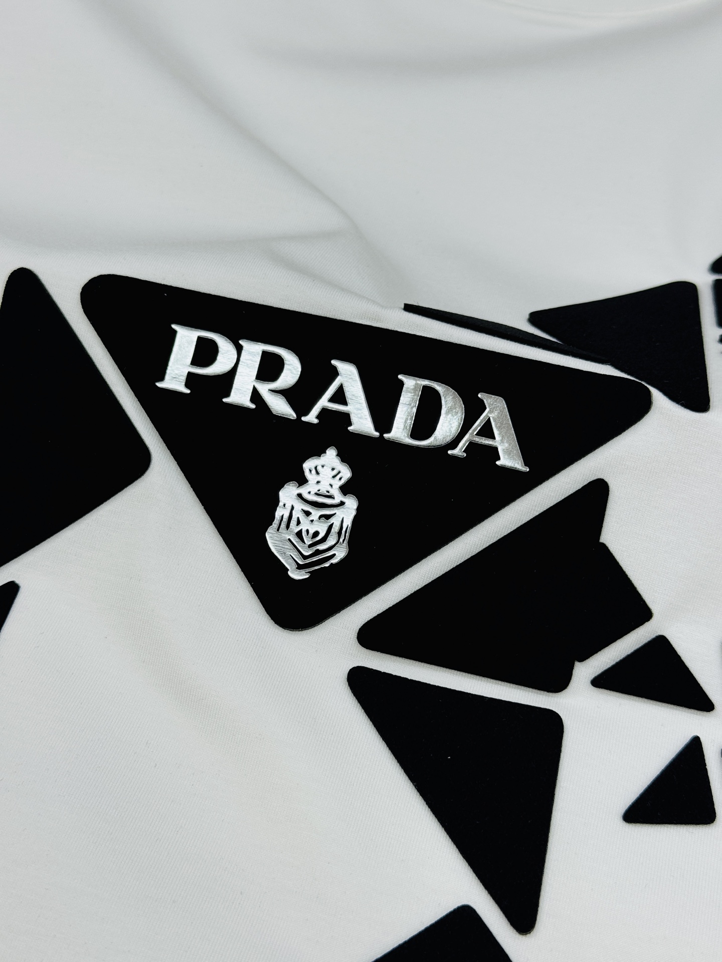 Prada普拉达26s新款几何马T恤，采用优质190g丝光棉材质，穿着舒适透气。正面红色几何马图案+品牌