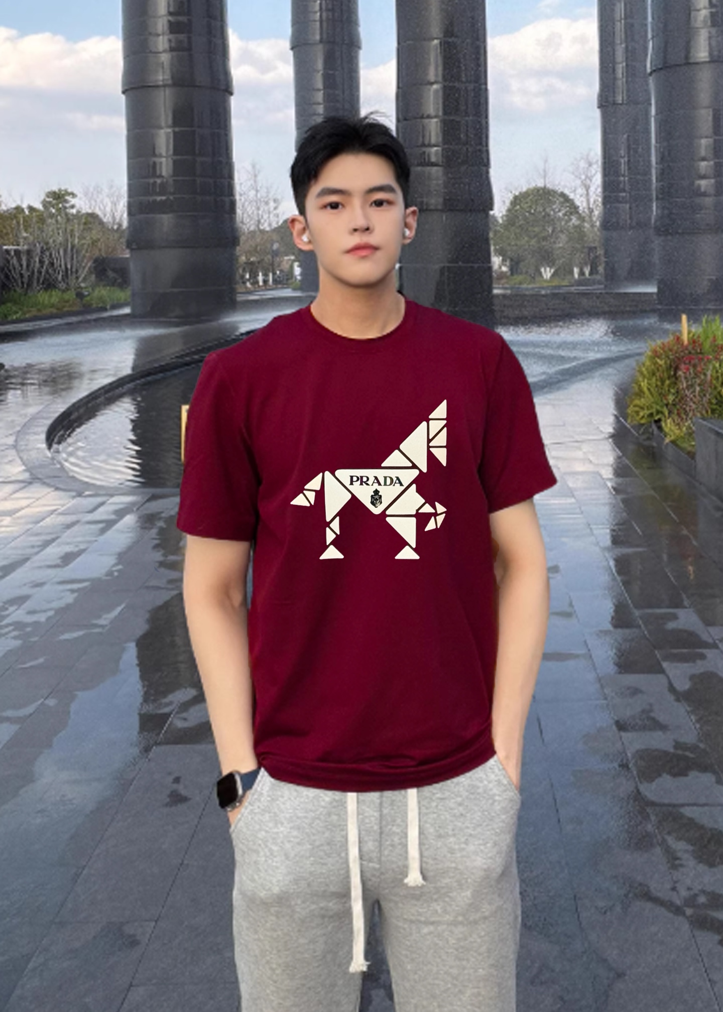 Prada普拉达26s新款几何马T恤，采用优质190g丝光棉材质，穿着舒适透气。正面红色几何马图案+品牌