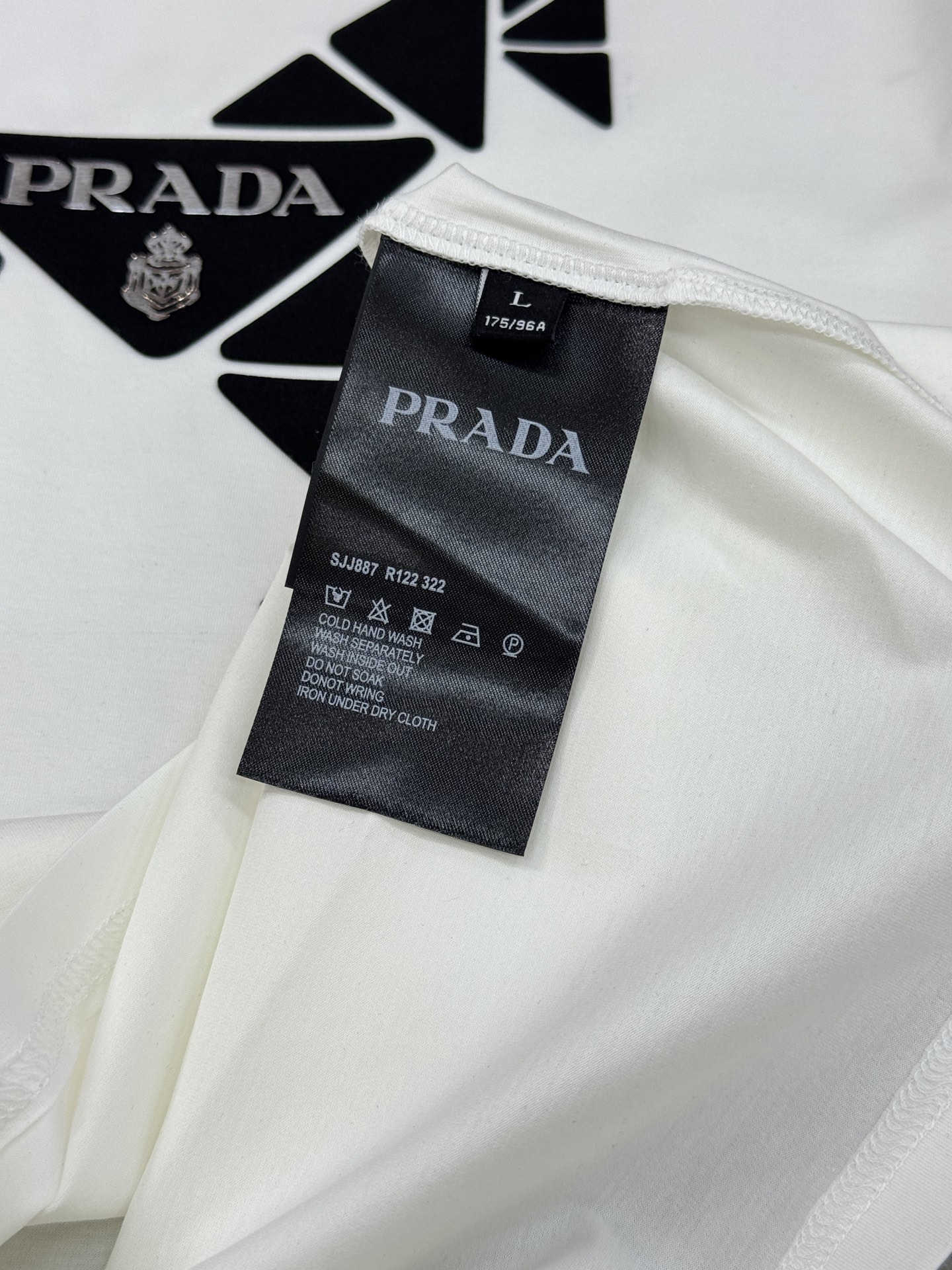Prada普拉达26s新款几何马T恤，采用优质190g丝光棉材质，穿着舒适透气。正面红色几何马图案+品牌