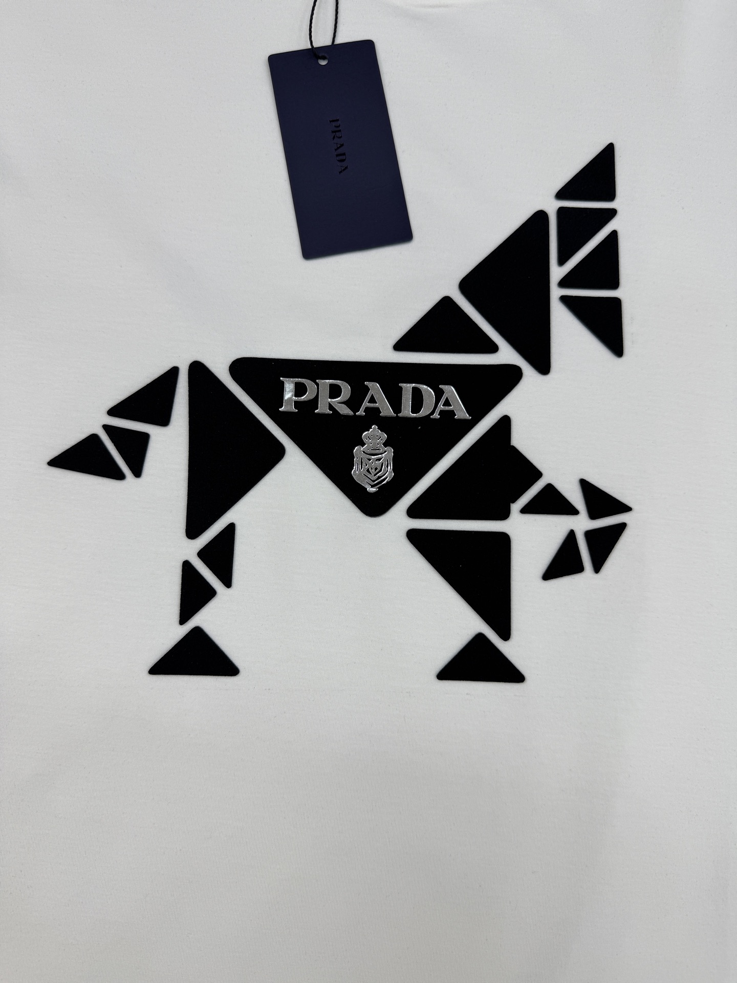 Prada普拉达26s新款几何马T恤，采用优质190g丝光棉材质，穿着舒适透气。正面红色几何马图案+品牌