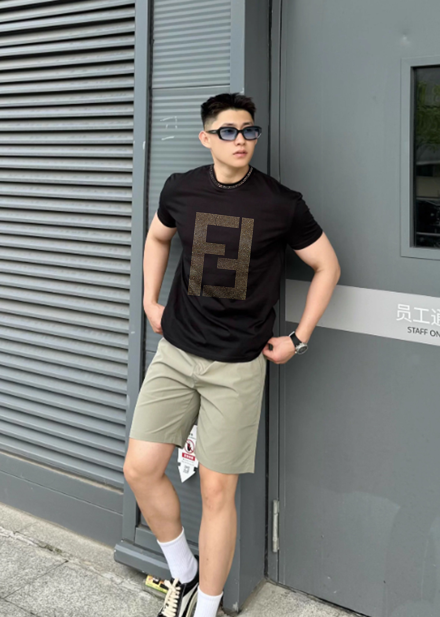 Fendi芬迪新款丝光棉T恤❤️领口烫钻设计超前时尚.胸前FF亮片超吸睛，奢华感满满✨高品质丝光棉材质，
