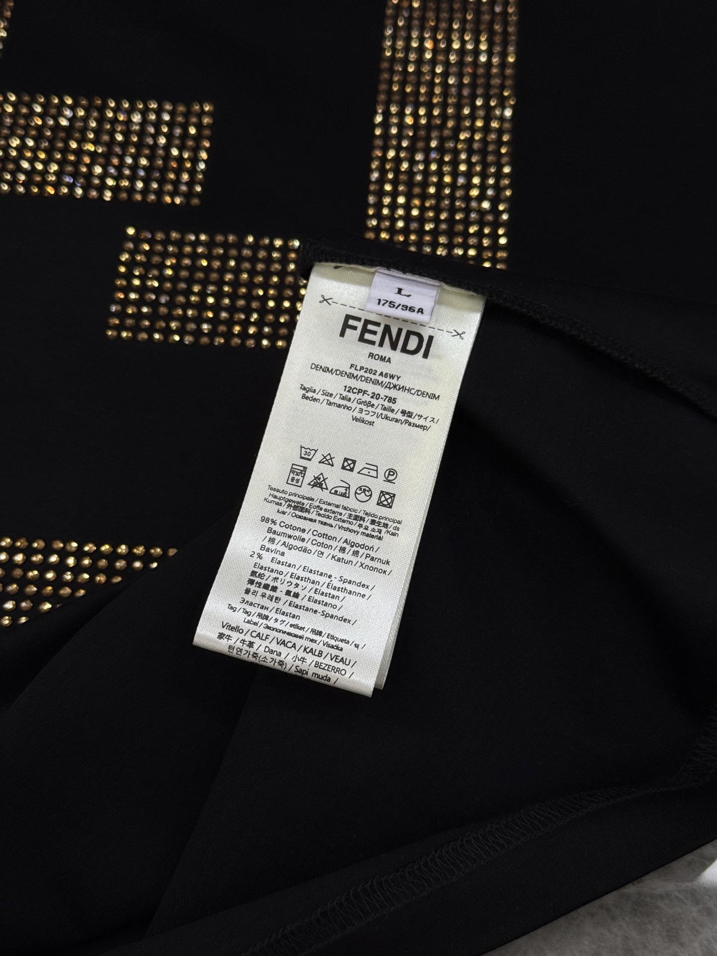 Fendi芬迪新款丝光棉T恤❤️领口烫钻设计超前时尚.胸前FF亮片超吸睛，奢华感满满✨高品质丝光棉材质，