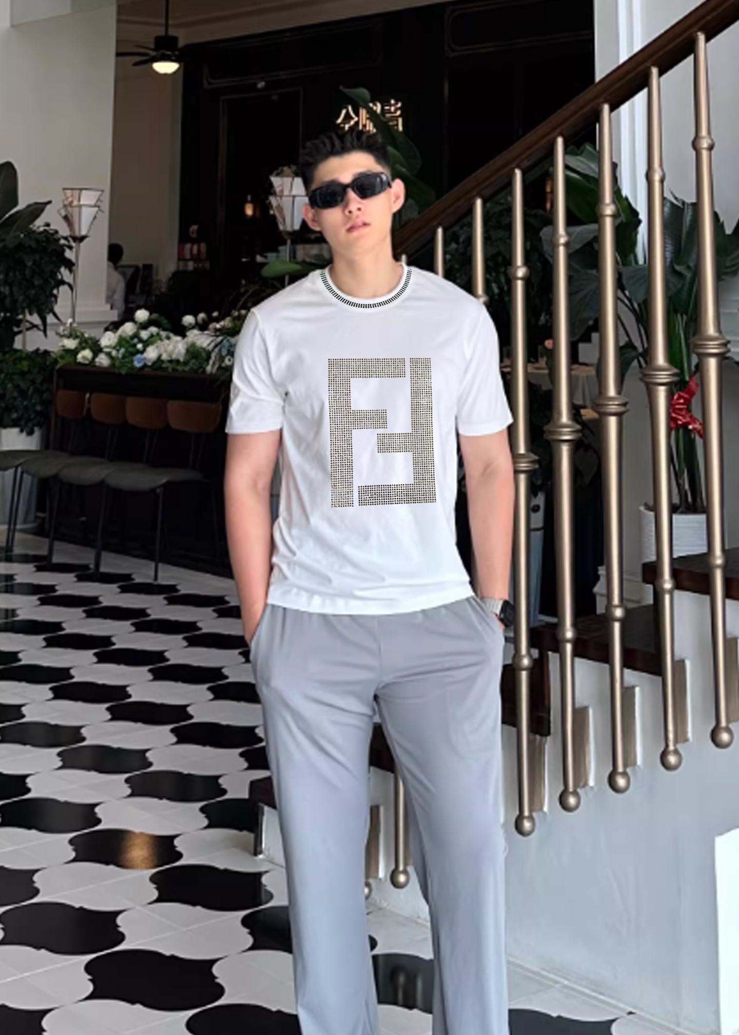 Fendi芬迪新款丝光棉T恤❤️领口烫钻设计超前时尚.胸前FF亮片超吸睛，奢华感满满✨高品质丝光棉材质，