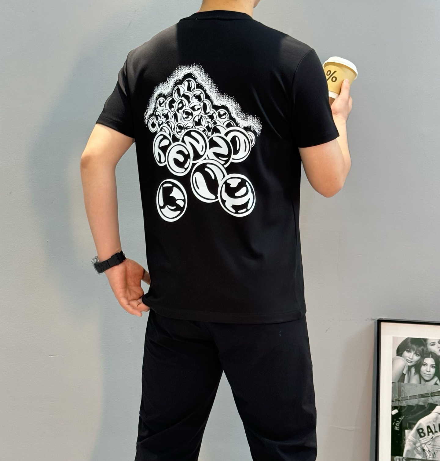 Kenzo x Smiley联名T恤，莫代尔面料纯棉材质，穿着舒适透气。正面Smiley图案叠加Kenz