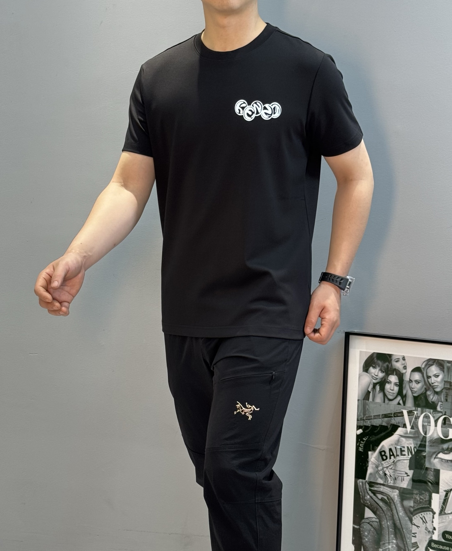 Kenzo x Smiley联名T恤，莫代尔面料纯棉材质，穿着舒适透气。正面Smiley图案叠加Kenz