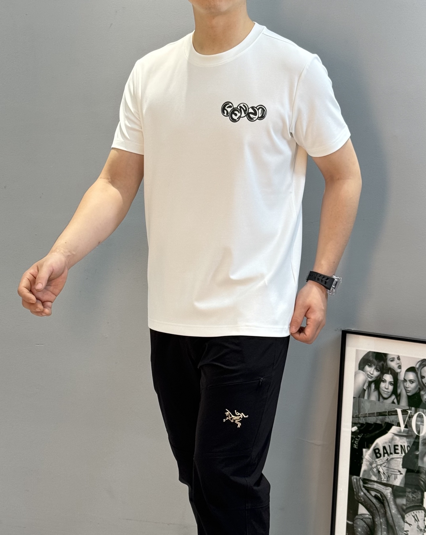 Kenzo x Smiley联名T恤，莫代尔面料纯棉材质，穿着舒适透气。正面Smiley图案叠加Kenz