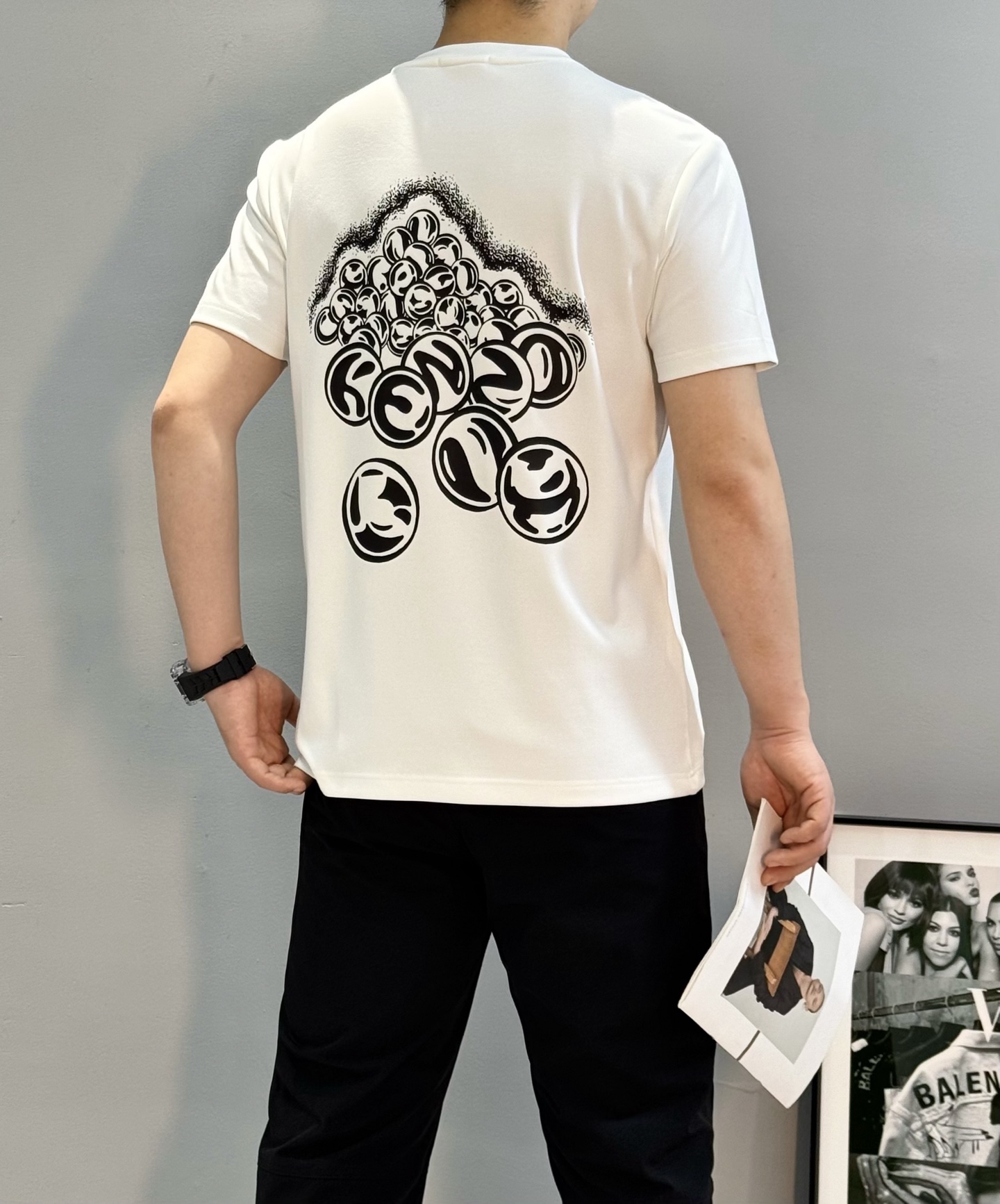 Kenzo x Smiley联名T恤，莫代尔面料纯棉材质，穿着舒适透气。正面Smiley图案叠加Kenz
