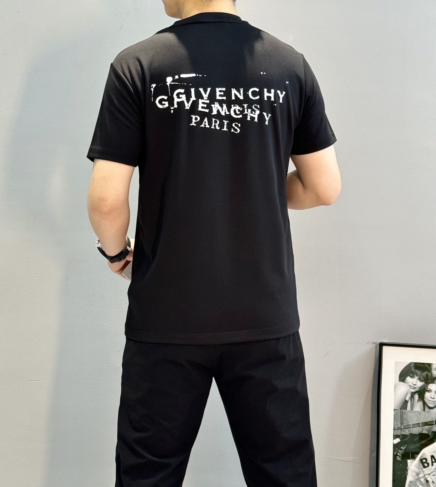 Givenchy纪梵希新品莫代尔T恤❤️基础款净版推荐.胸口品牌字母精致烫画.整体效果非常OK～常规版型