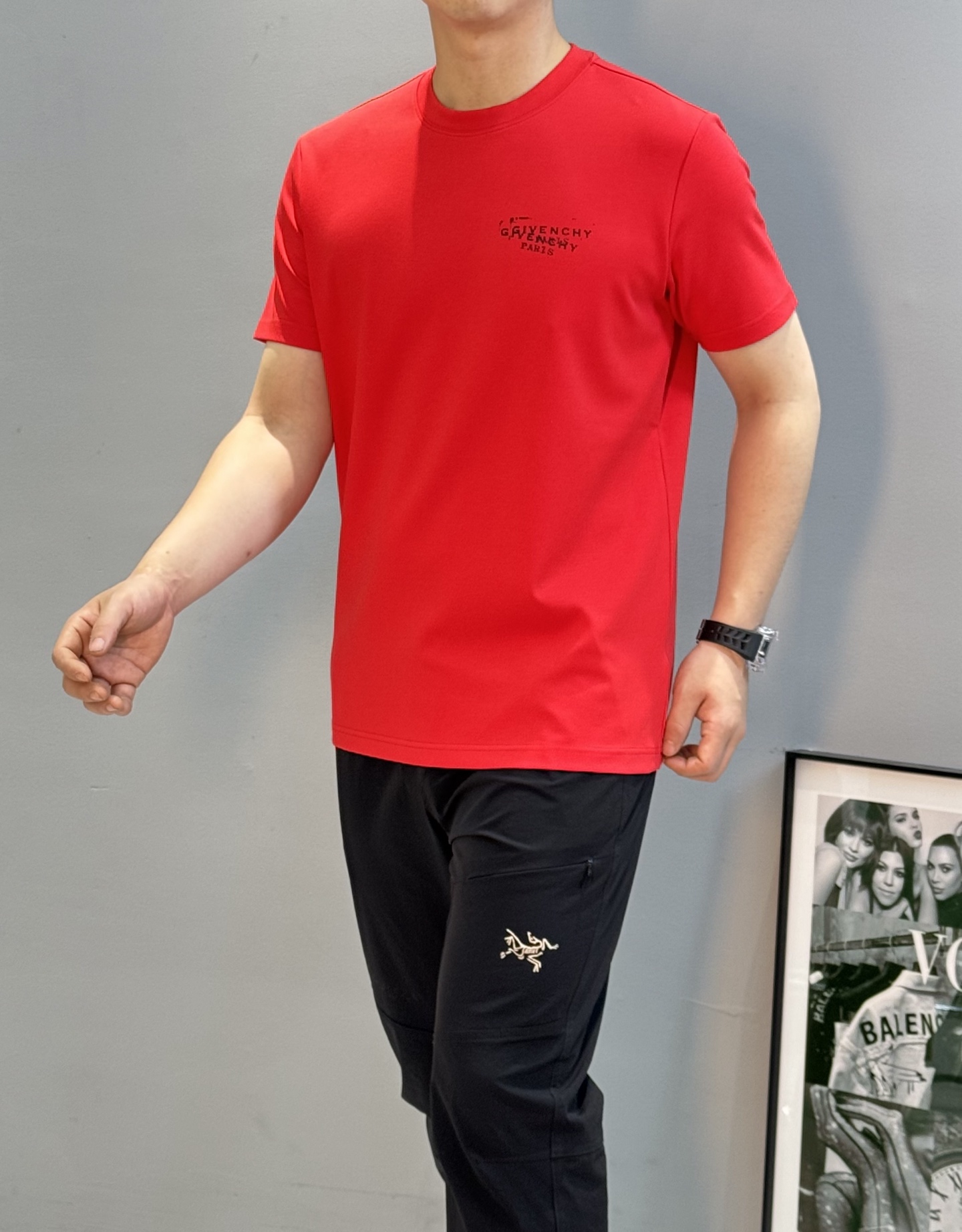 Givenchy纪梵希新品莫代尔T恤❤️基础款净版推荐.胸口品牌字母精致烫画.整体效果非常OK～常规版型