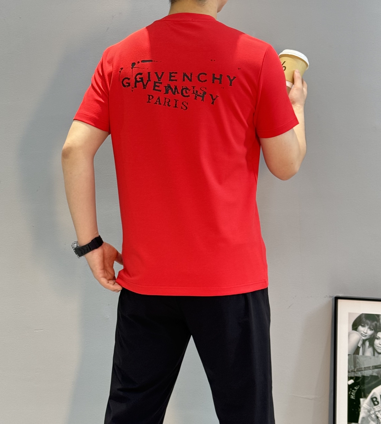 Givenchy纪梵希新品莫代尔T恤❤️基础款净版推荐.胸口品牌字母精致烫画.整体效果非常OK～常规版型