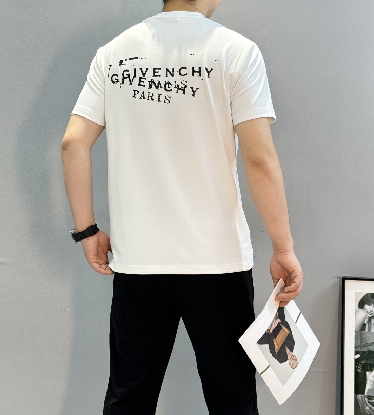 Givenchy纪梵希新品莫代尔T恤❤️基础款净版推荐.胸口品牌字母精致烫画.整体效果非常OK～常规版型