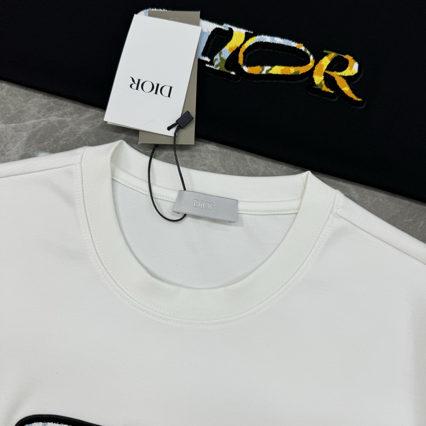Dior迪奥新款莫代尔T恤.重磅300g莫代尔面料.柔软舒适，秋冬打底穿超合适！正面“DIOR”字母亮色