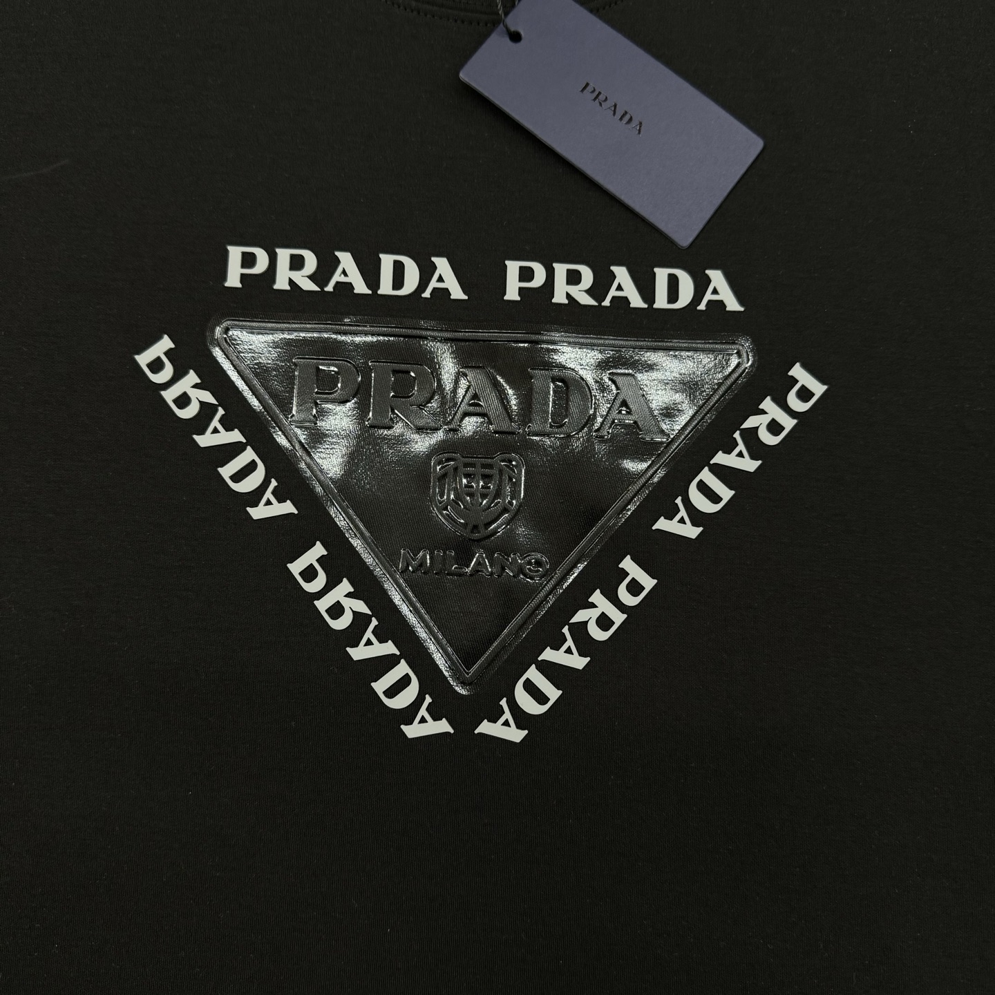 Prada普拉达新款莫代尔T恤.甄选超优质300g莫代尔棉面料.柔软有手感.穿着舒适又保暖。胸前高温烫画